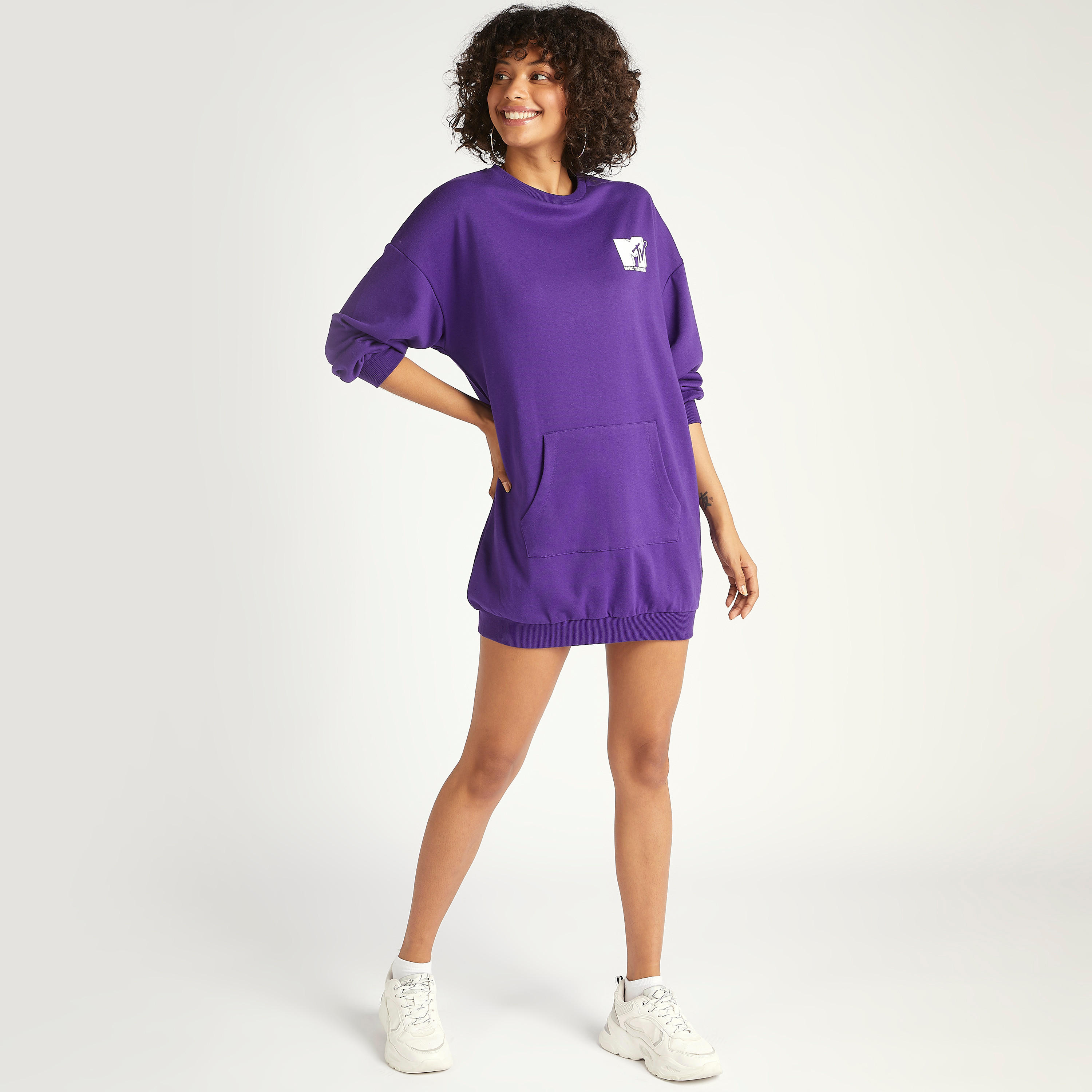 فستان جامبر قصير بأكمام طويلة وجيوب وطبعات شعار أم تي في-women-clothing-dresses-image-2