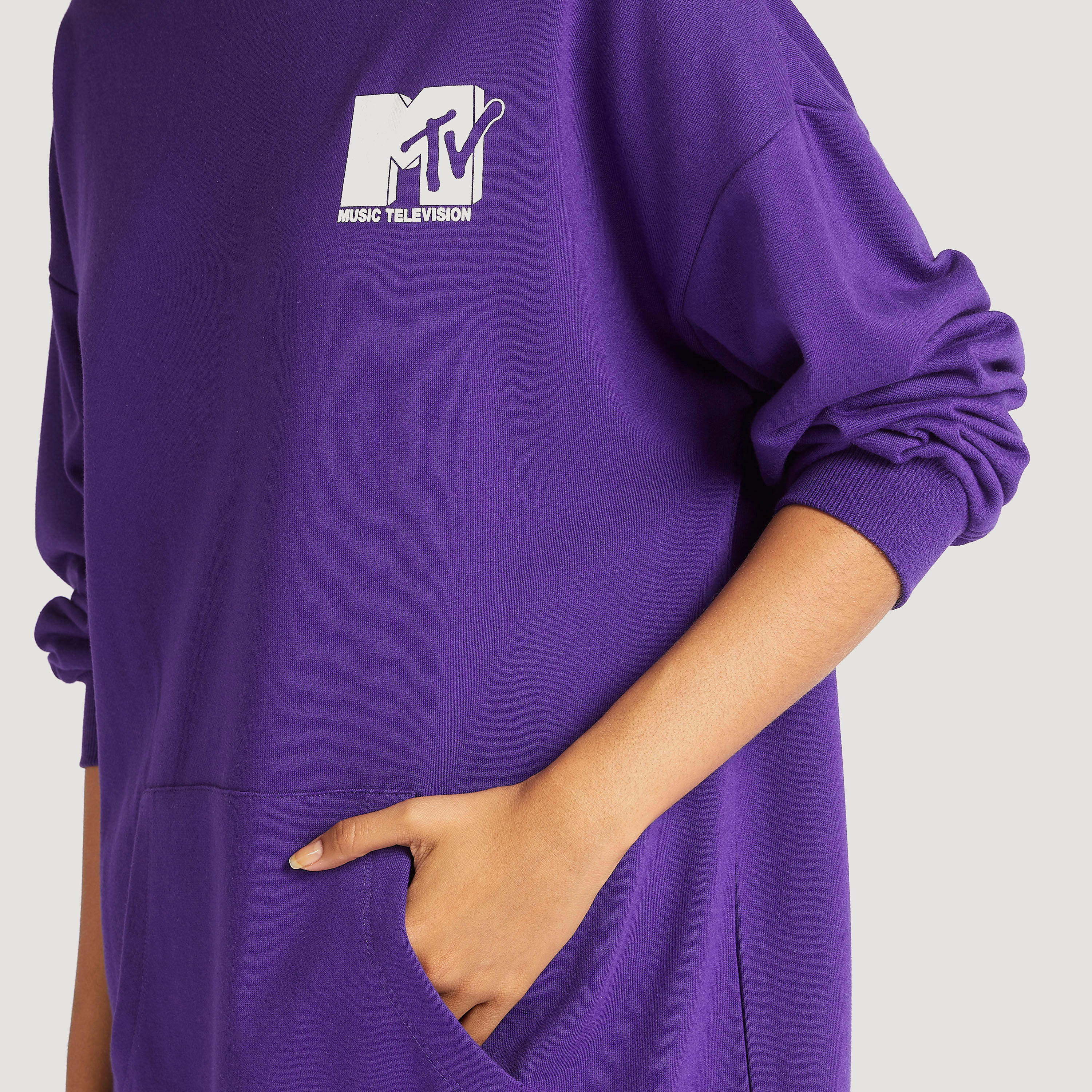 فستان جامبر قصير بأكمام طويلة وجيوب وطبعات شعار أم تي في-women-clothing-dresses-image-3
