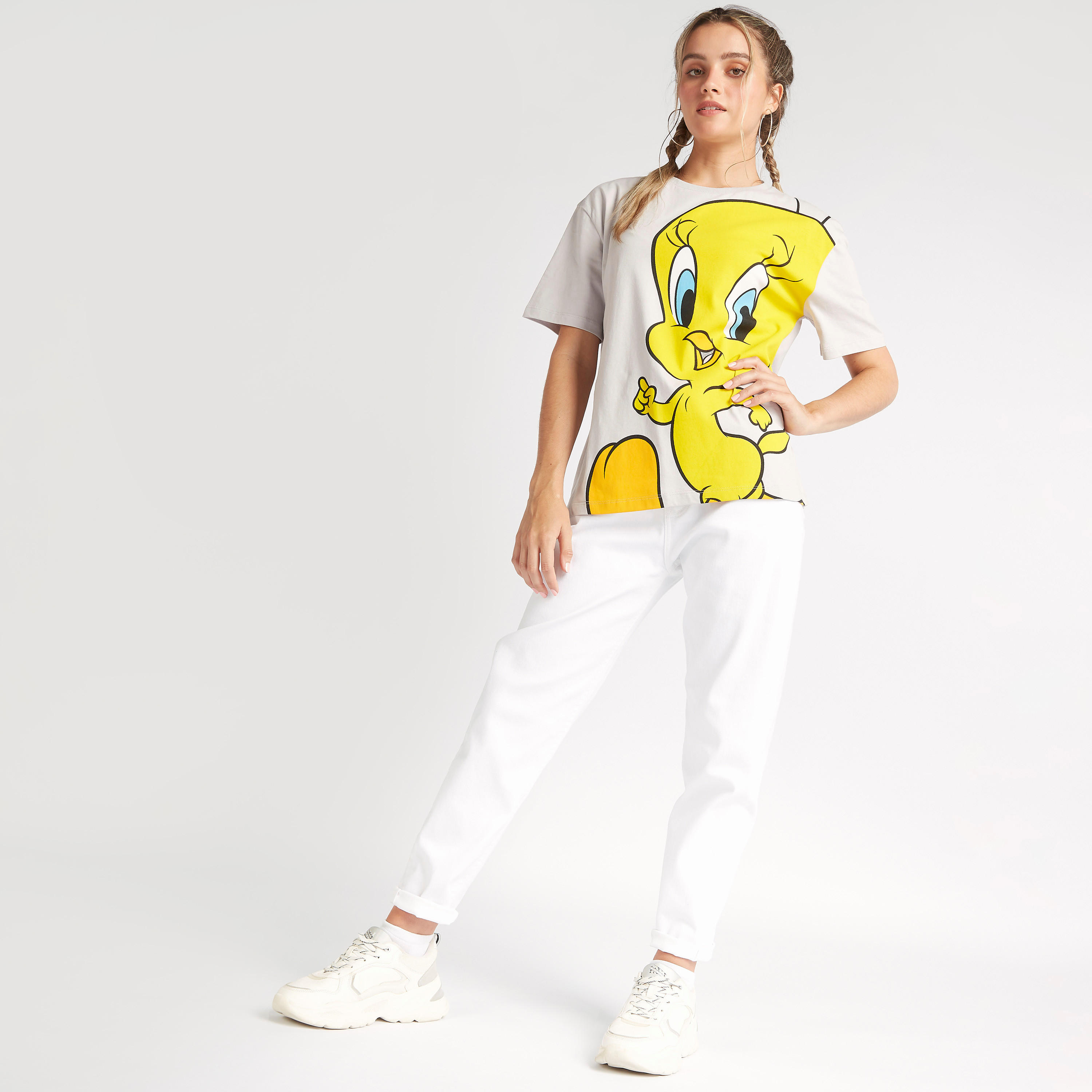 تيشيرت بياقة ضيّقة وأكمام قصيرة وطبعات تويتي-women-clothing-tshirts-image-2