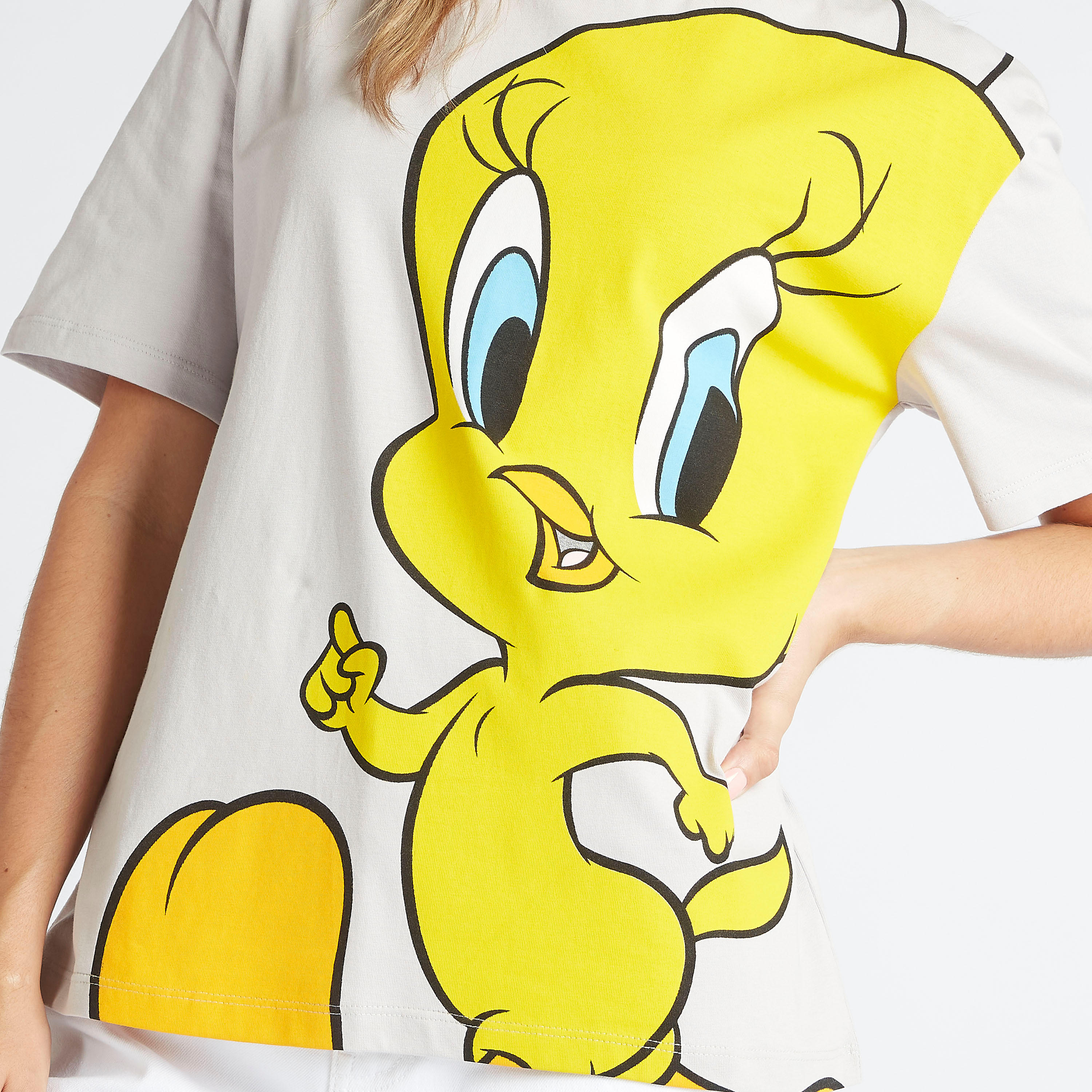 تيشيرت بياقة ضيّقة وأكمام قصيرة وطبعات تويتي-women-clothing-tshirts-image-3