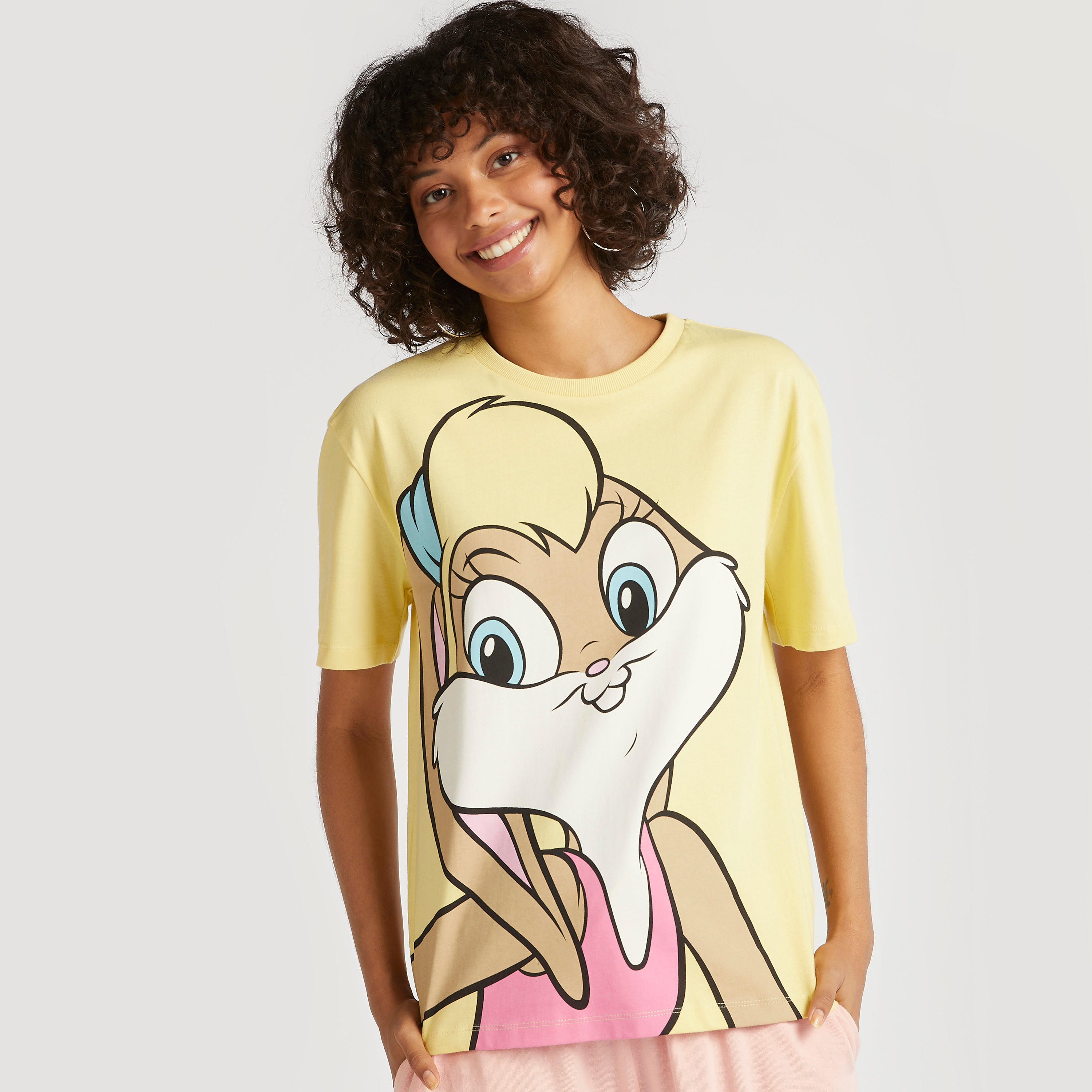 تيشيرت بياقة ضيقة وأكمام قصيرة وطبعات لوني تيونز-women-clothing-tshirts-image-1
