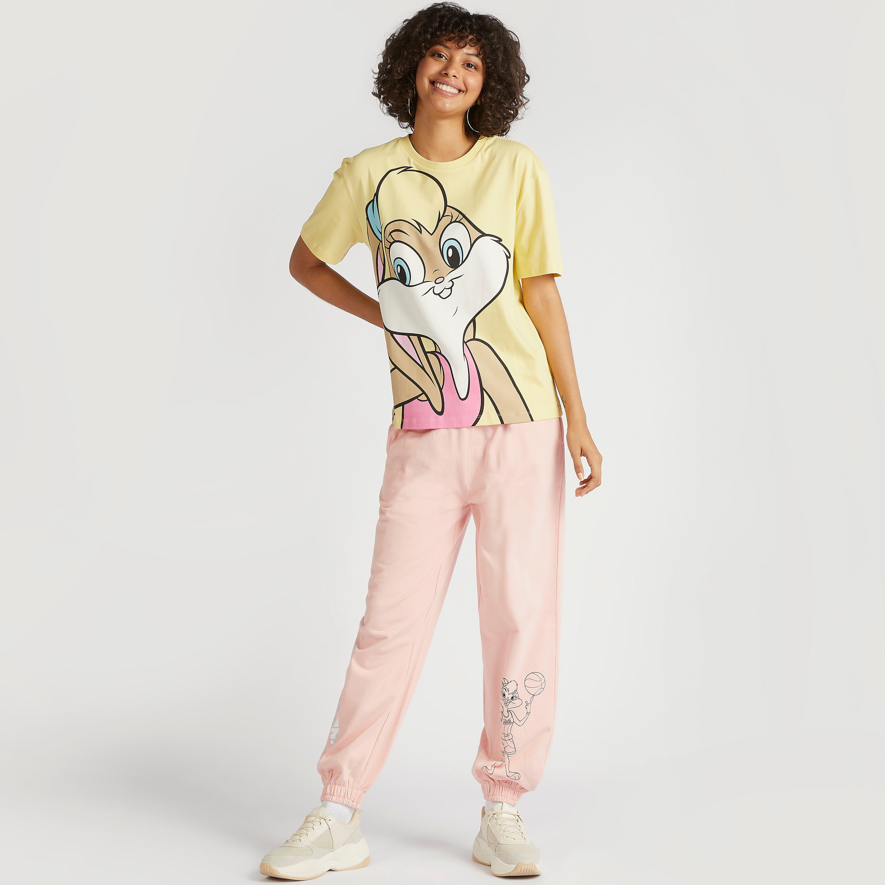 تيشيرت بياقة ضيقة وأكمام قصيرة وطبعات لوني تيونز-women-clothing-tshirts-image-2