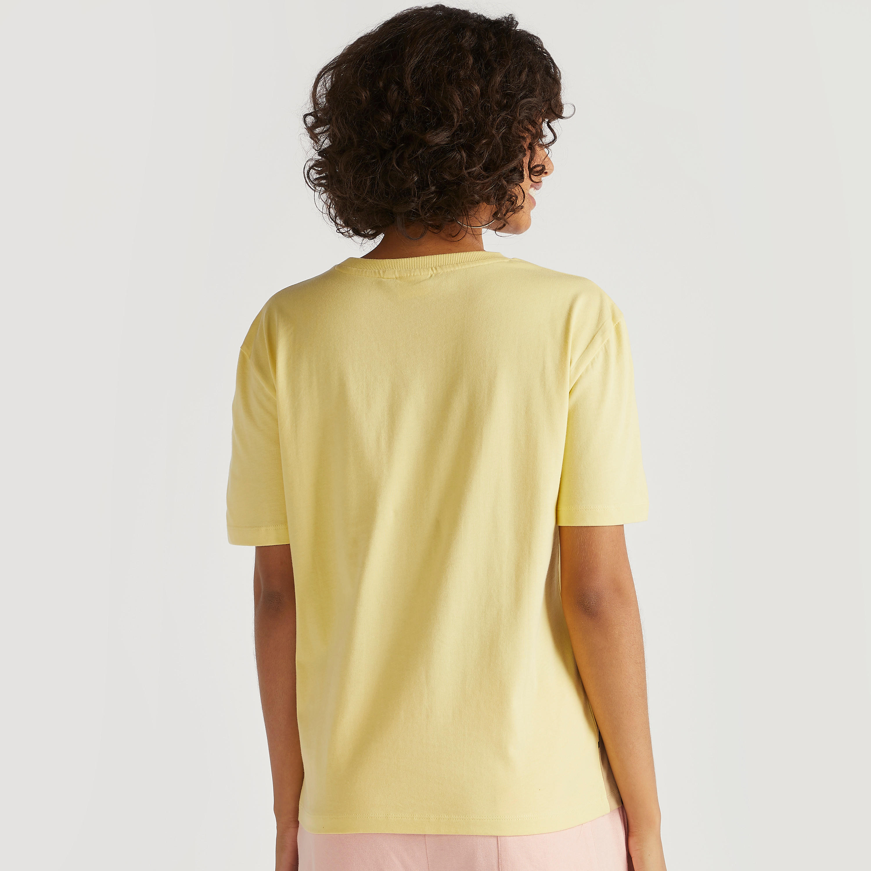 تيشيرت بياقة ضيقة وأكمام قصيرة وطبعات لوني تيونز-women-clothing-tshirts-image-4