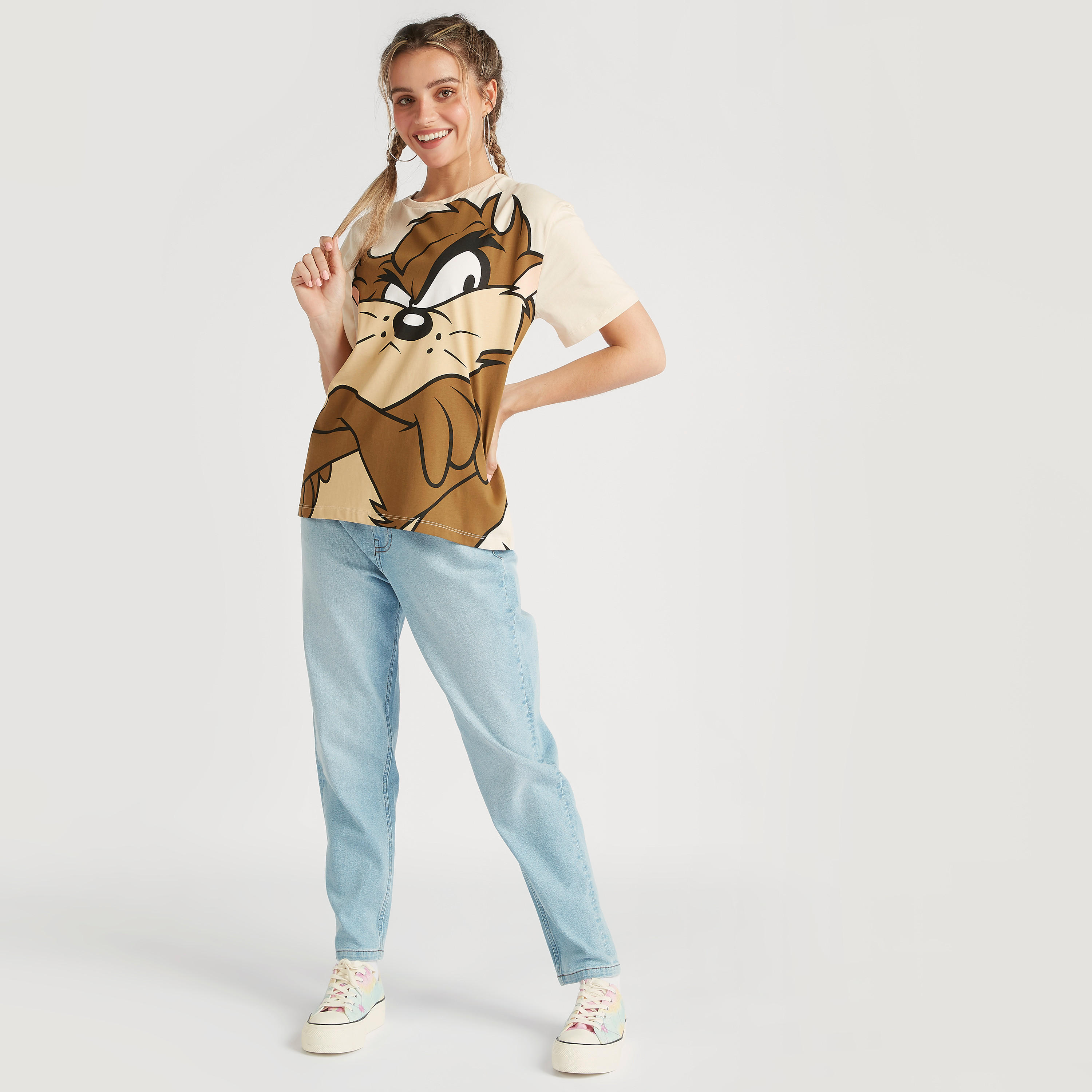 تيشيرت بأكمام قصيرة وياقة ضيّقة وطبعات تاز-women-clothing-tshirts-image-2