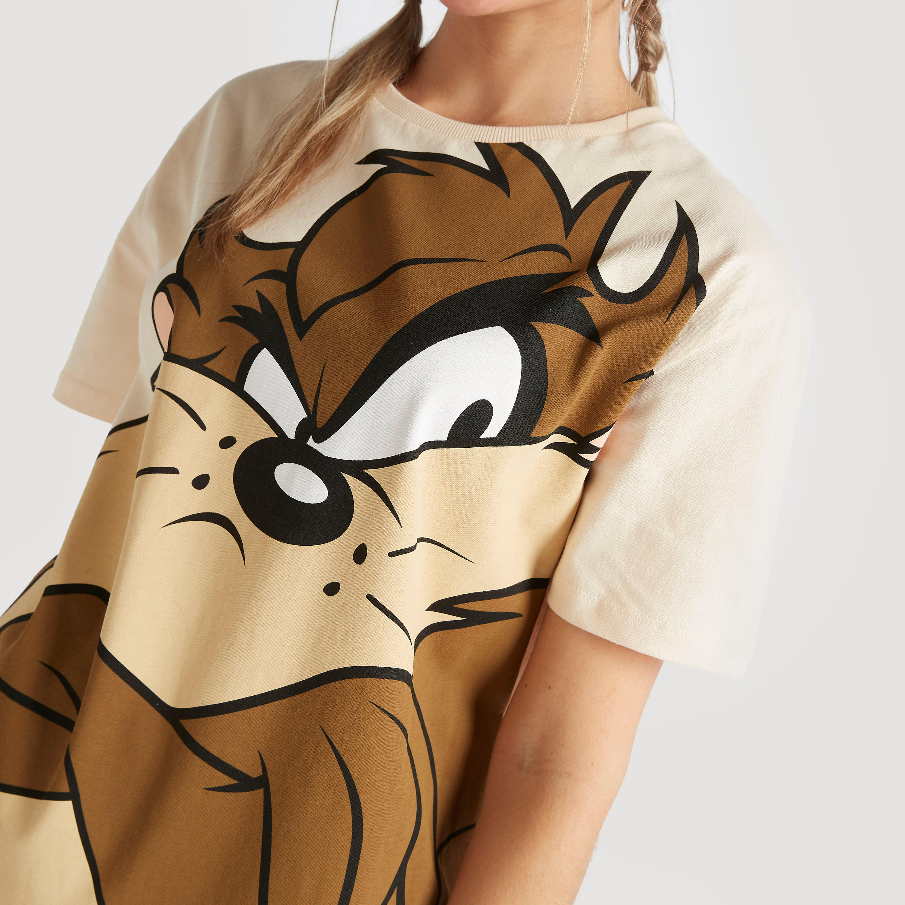تيشيرت بأكمام قصيرة وياقة ضيّقة وطبعات تاز-women-clothing-tshirts-image-3