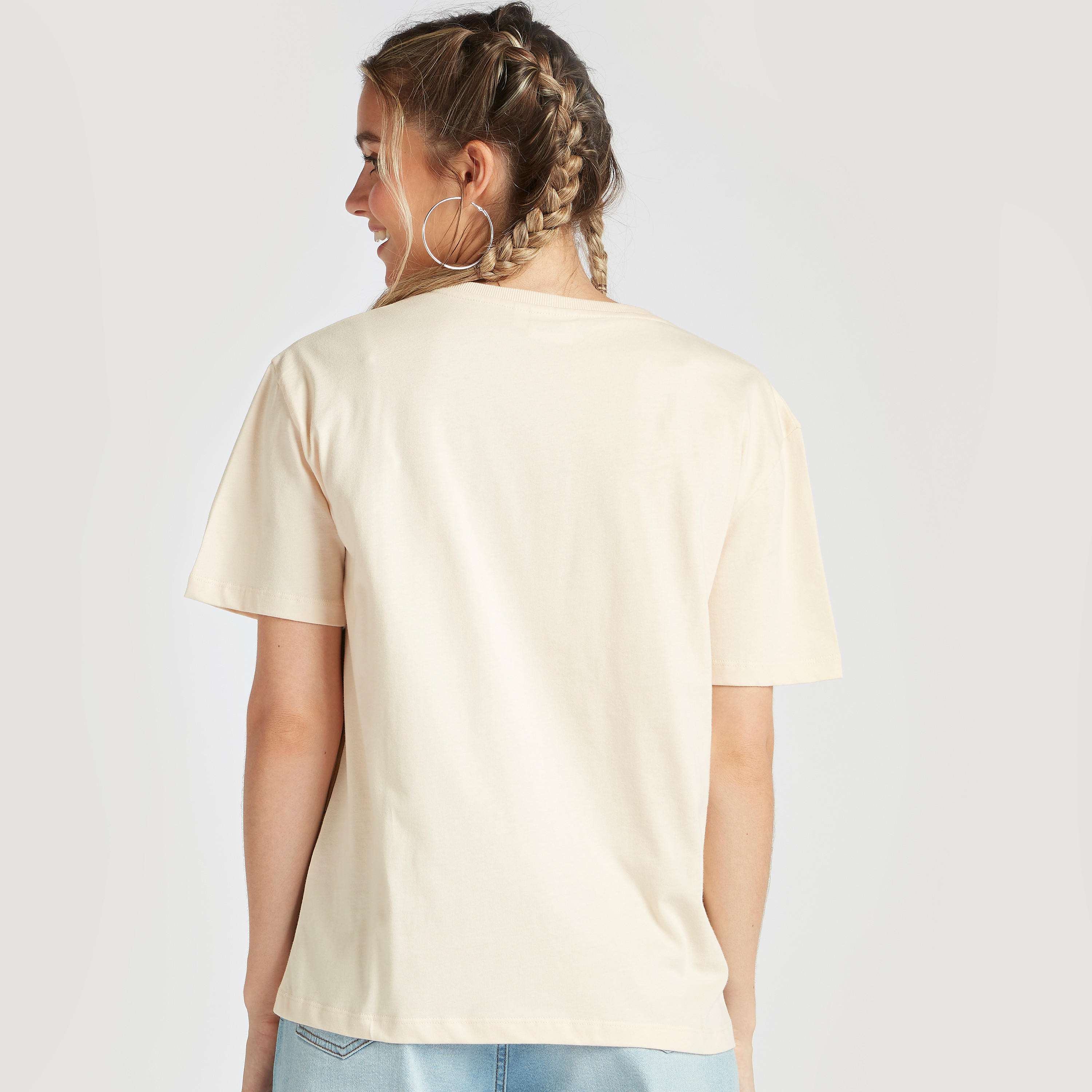 تيشيرت بأكمام قصيرة وياقة ضيّقة وطبعات تاز-women-clothing-tshirts-image-4