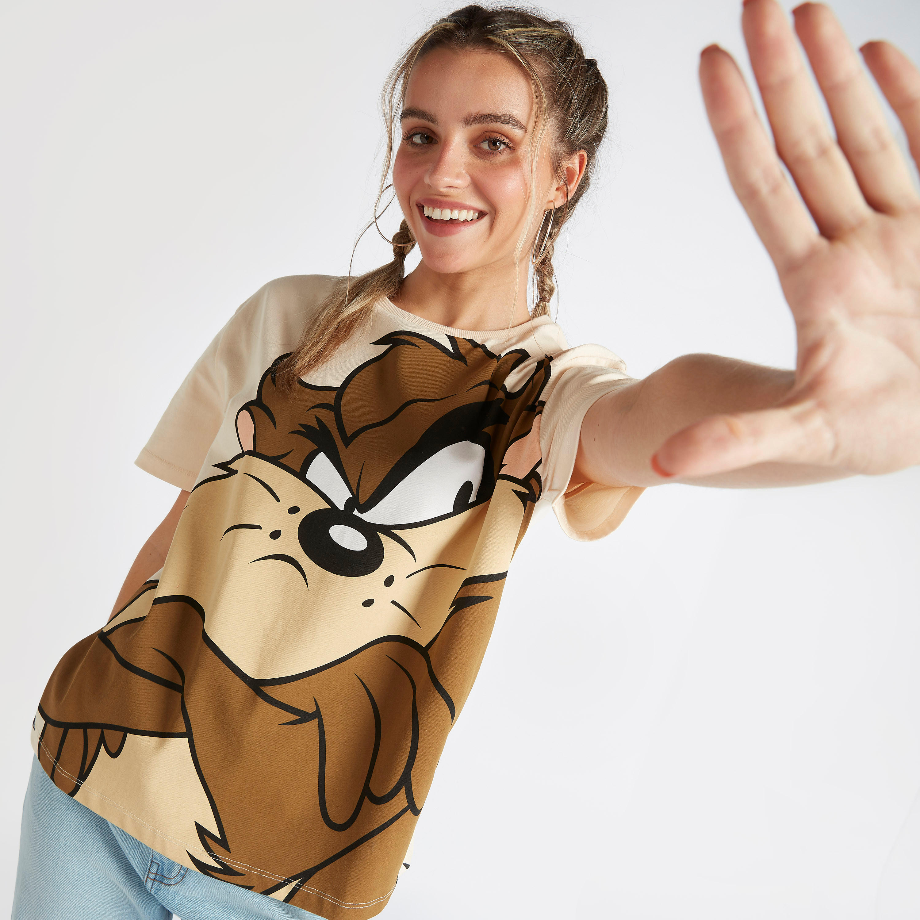 تيشيرت بأكمام قصيرة وياقة ضيّقة وطبعات تاز-women-clothing-tshirts-image-5
