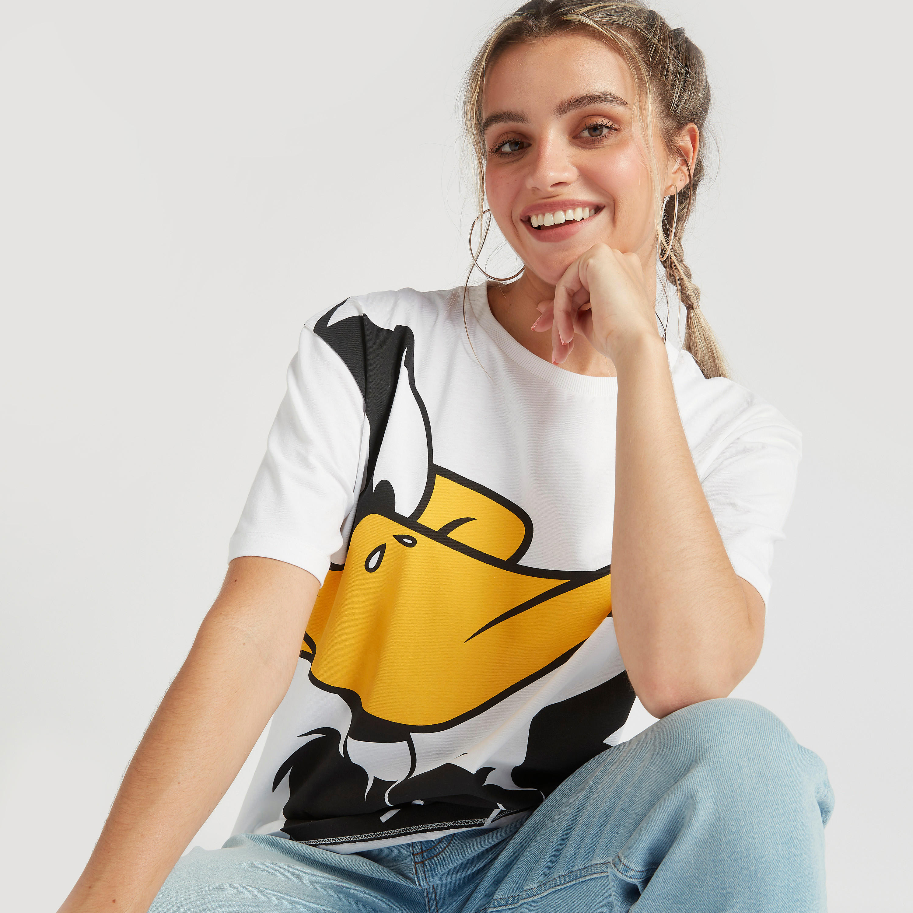 تيشيرت بياقة ضيّقة وأكمام قصيرة وطبعات ديسي دك-women-clothing-tshirts-image-4