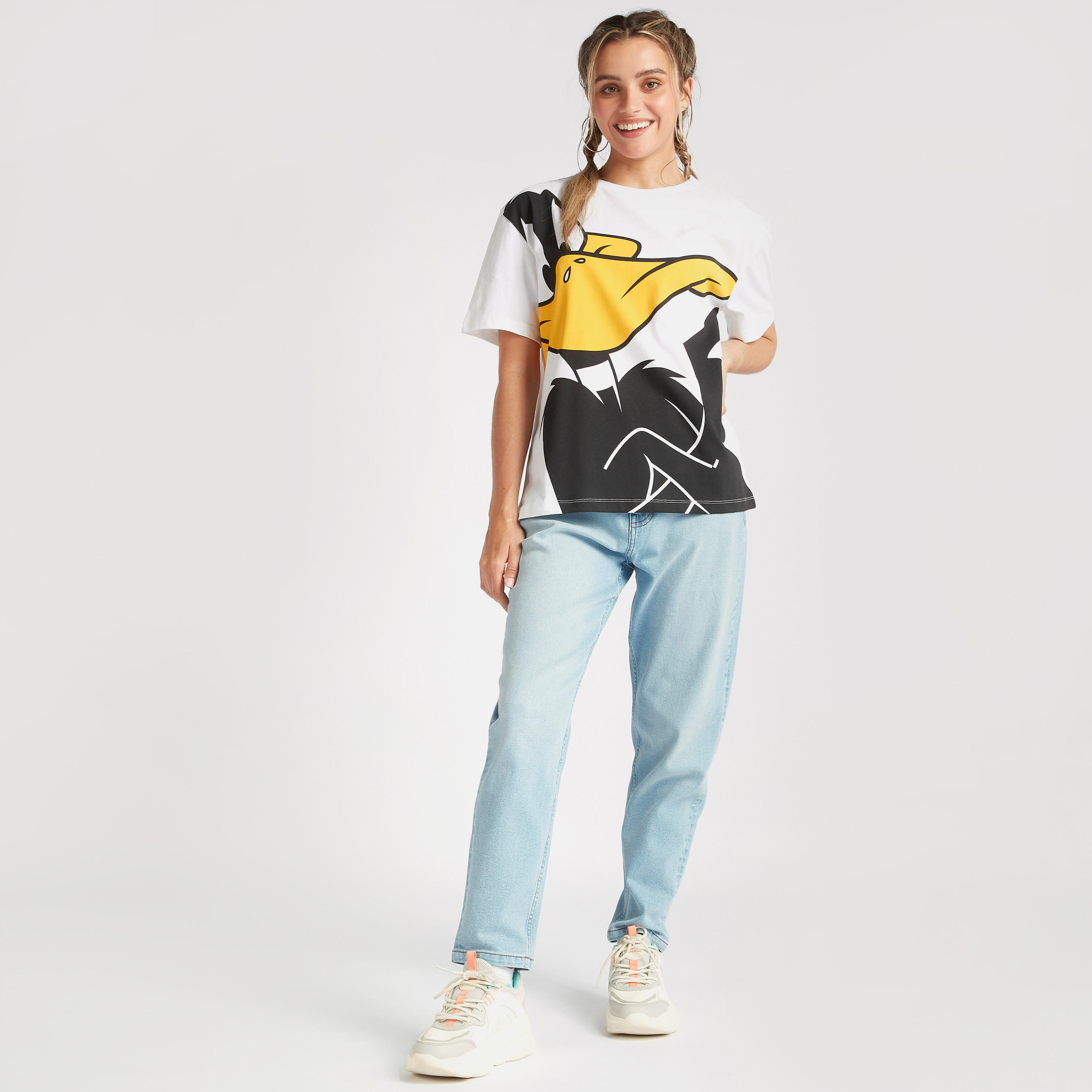 تيشيرت بياقة ضيّقة وأكمام قصيرة وطبعات ديسي دك-women-clothing-tshirts-image-3