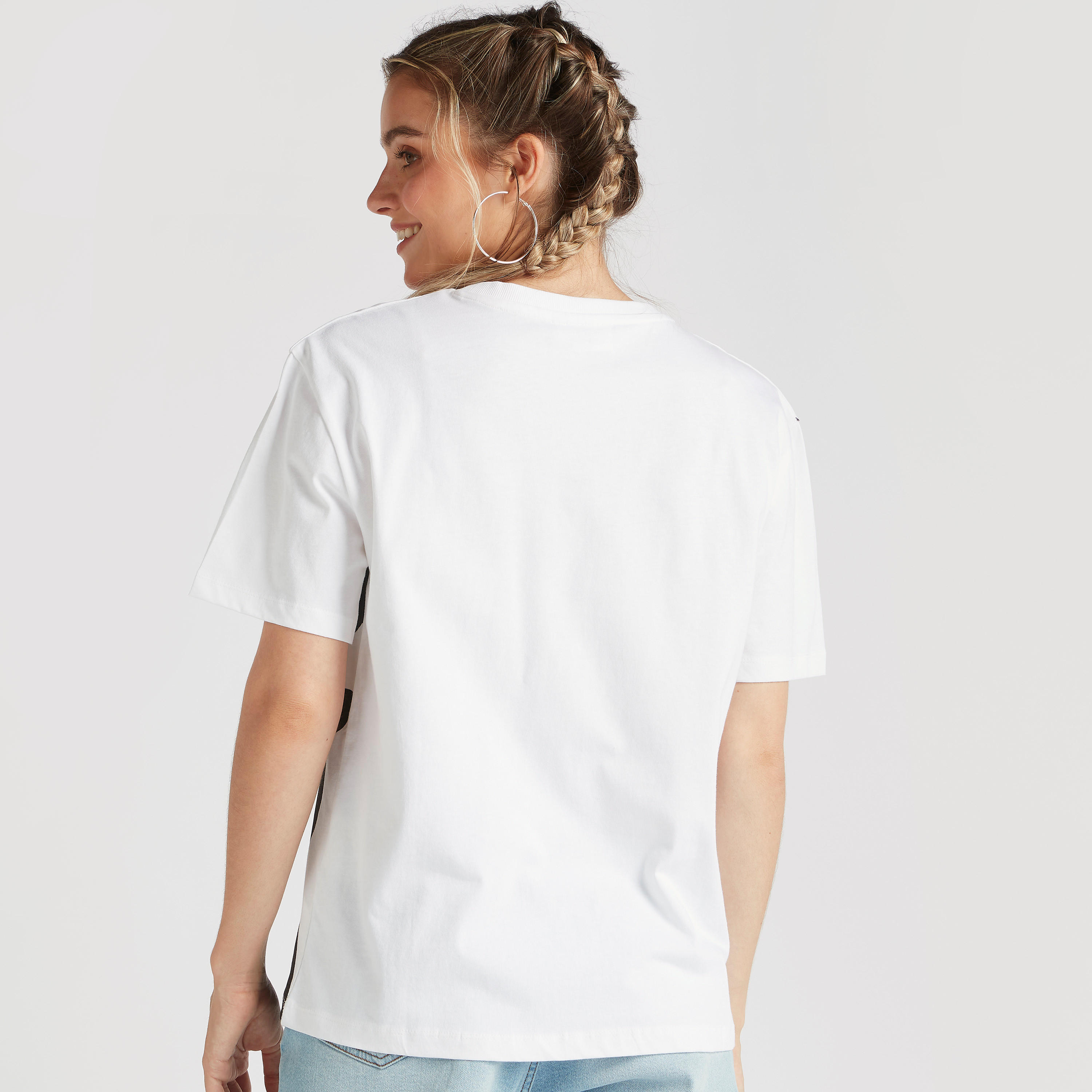 تيشيرت بياقة ضيّقة وأكمام قصيرة وطبعات ديسي دك-women-clothing-tshirts-image-2