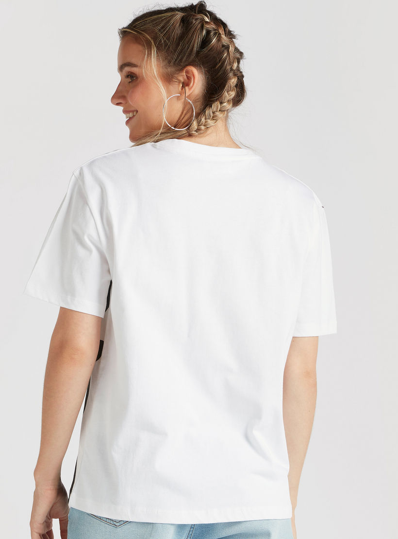 تيشيرت بياقة ضيّقة وأكمام قصيرة وطبعات ديسي دك-women-clothing-tshirts-image-2