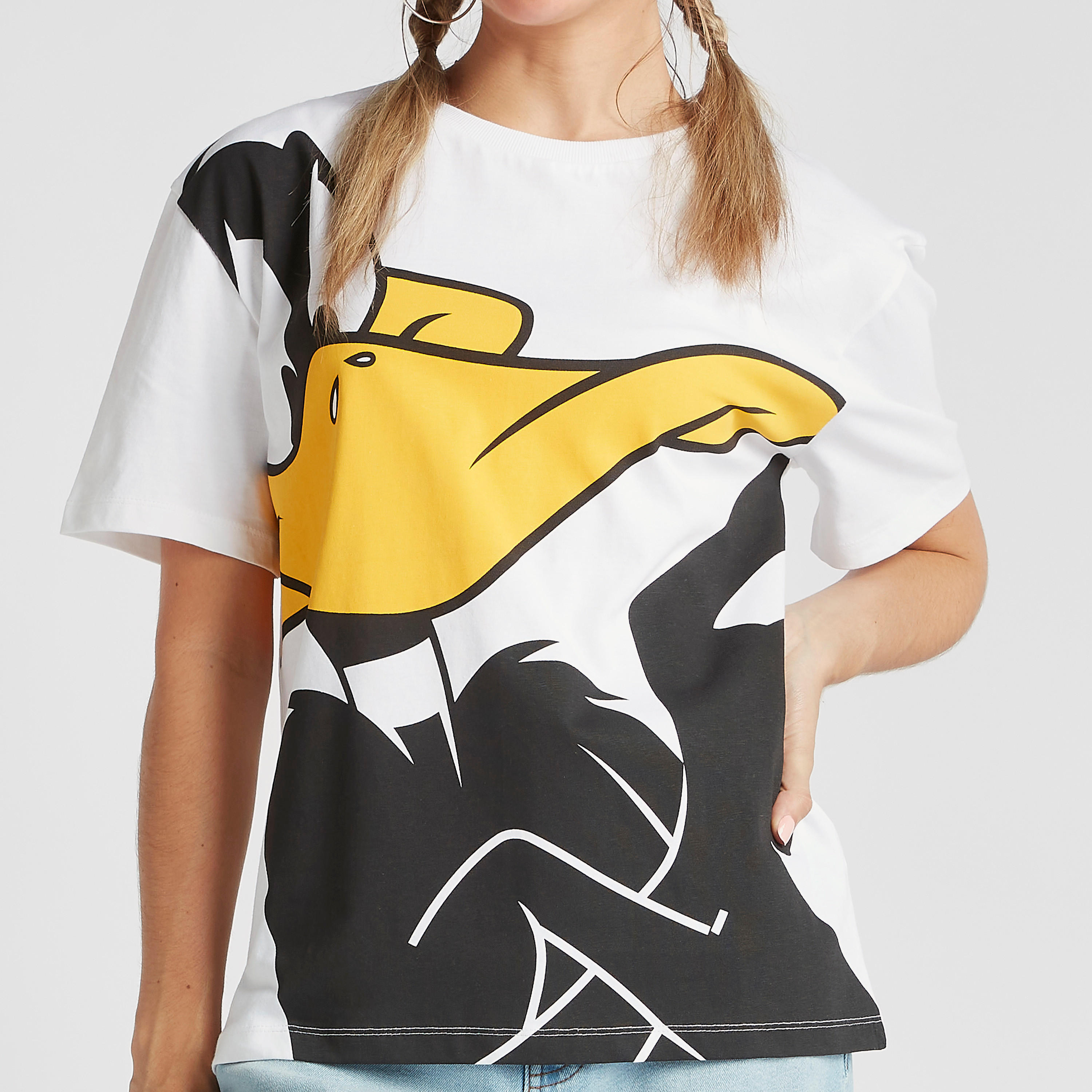 تيشيرت بياقة ضيّقة وأكمام قصيرة وطبعات ديسي دك-women-clothing-tshirts-image-1