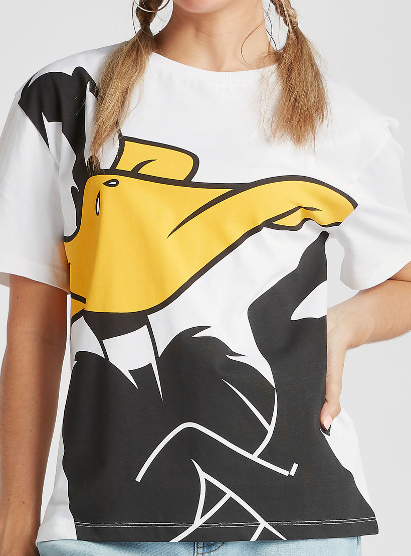 تيشيرت بياقة ضيّقة وأكمام قصيرة وطبعات ديسي دك-women-clothing-tshirts-image-1