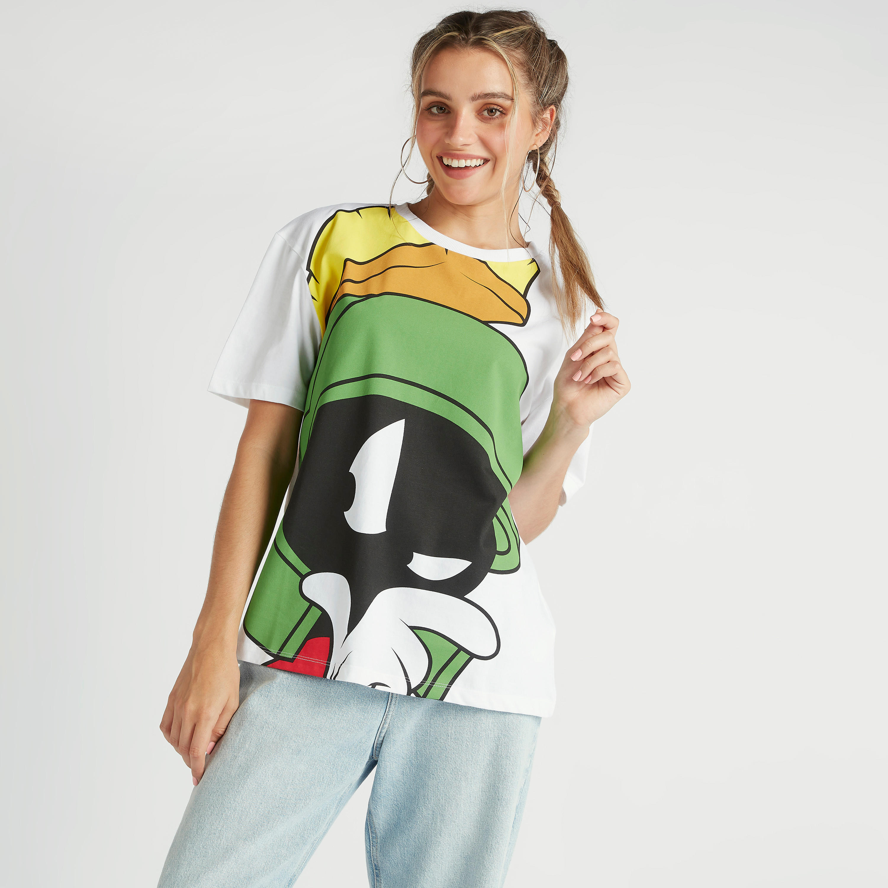 تيشيرت بياقة ضيقة وأكمام قصيرة وطبعات لوني تيونز-women-clothing-tshirts-image-1