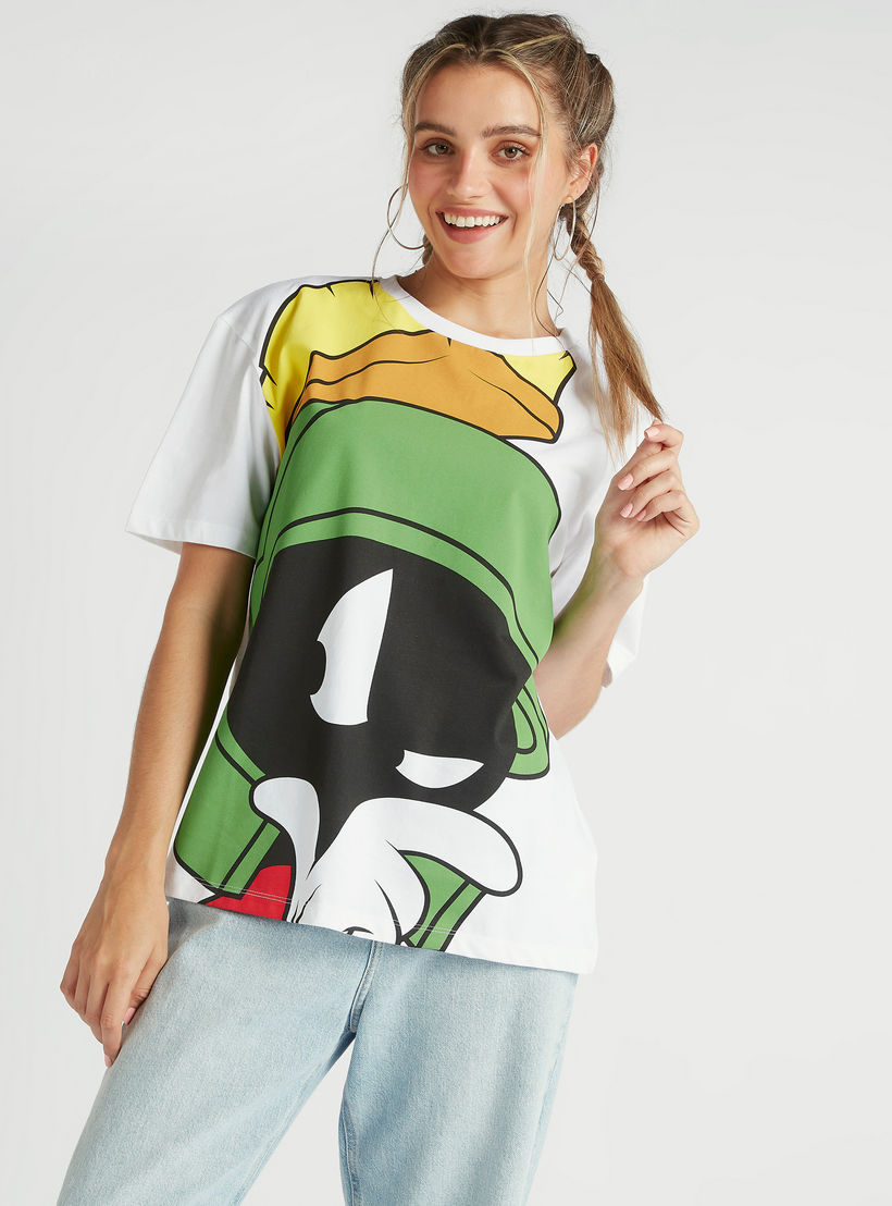 تيشيرت بياقة ضيقة وأكمام قصيرة وطبعات لوني تيونز-women-clothing-tshirts-image-1