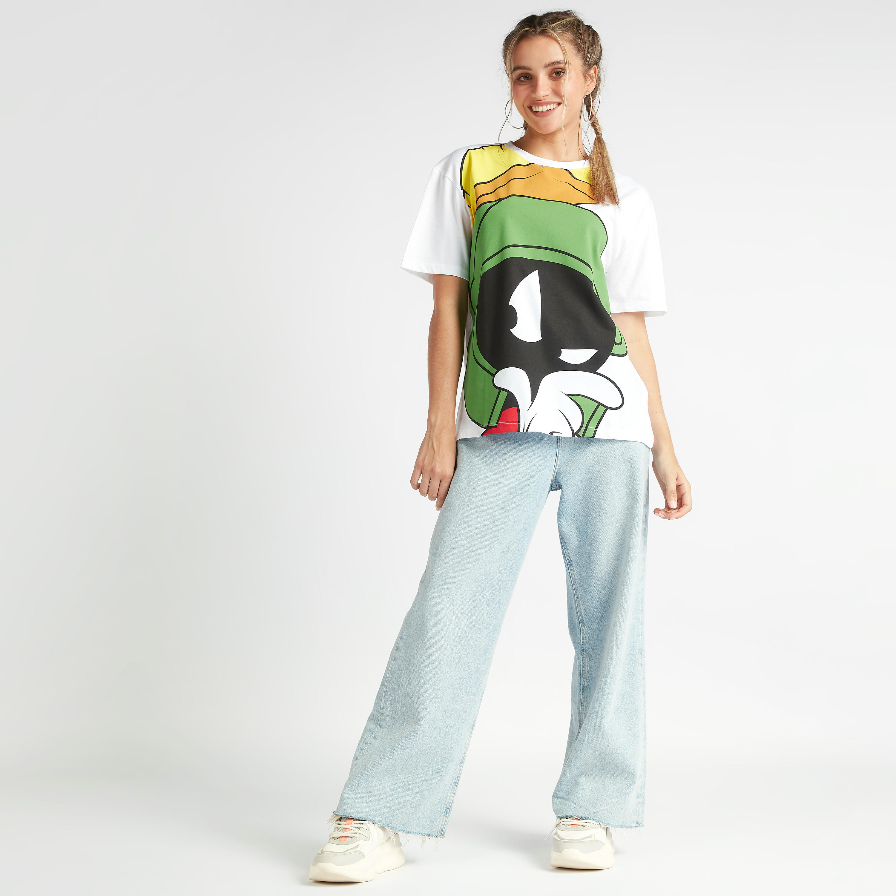 تيشيرت بياقة ضيقة وأكمام قصيرة وطبعات لوني تيونز-women-clothing-tshirts-image-2