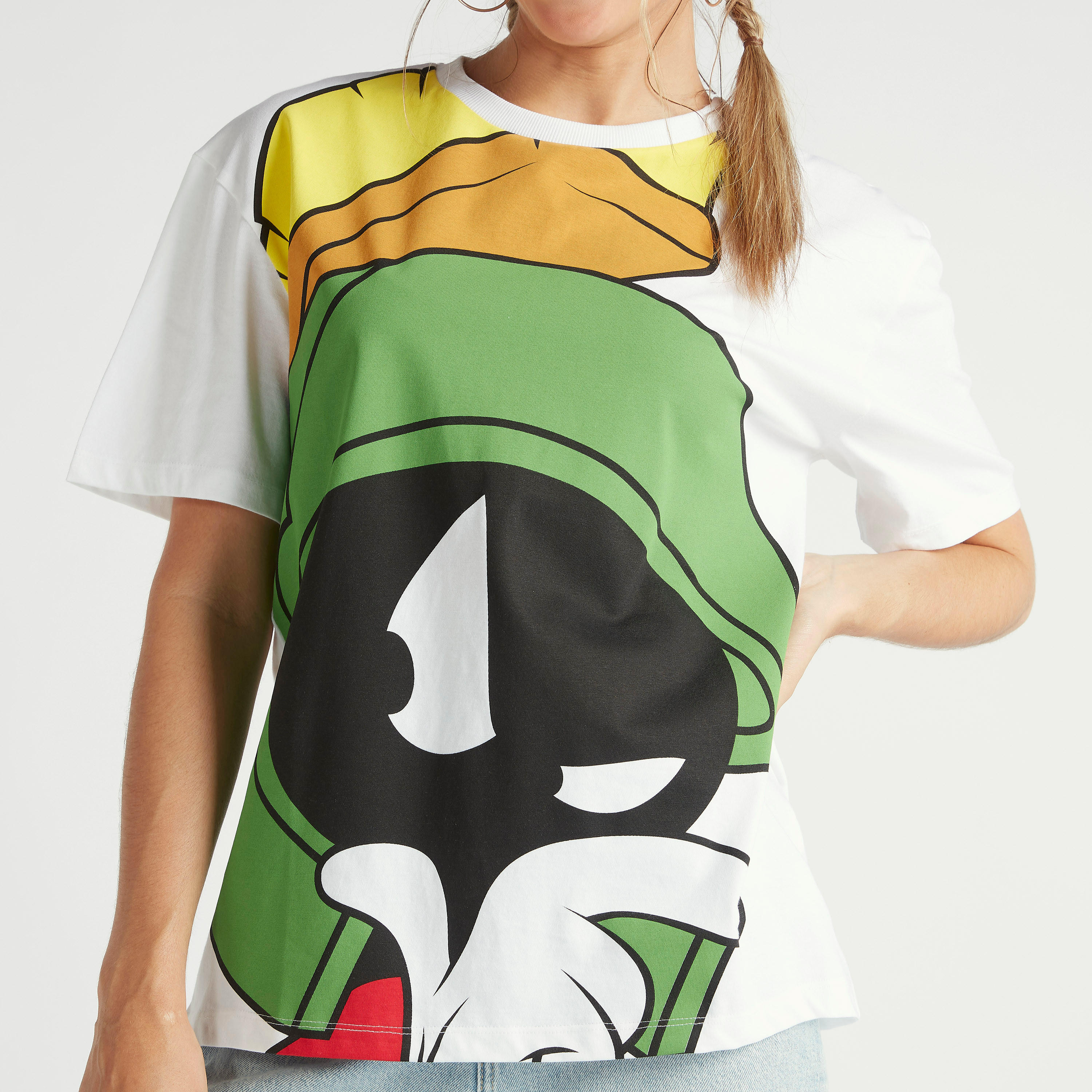 تيشيرت بياقة ضيقة وأكمام قصيرة وطبعات لوني تيونز-women-clothing-tshirts-image-3