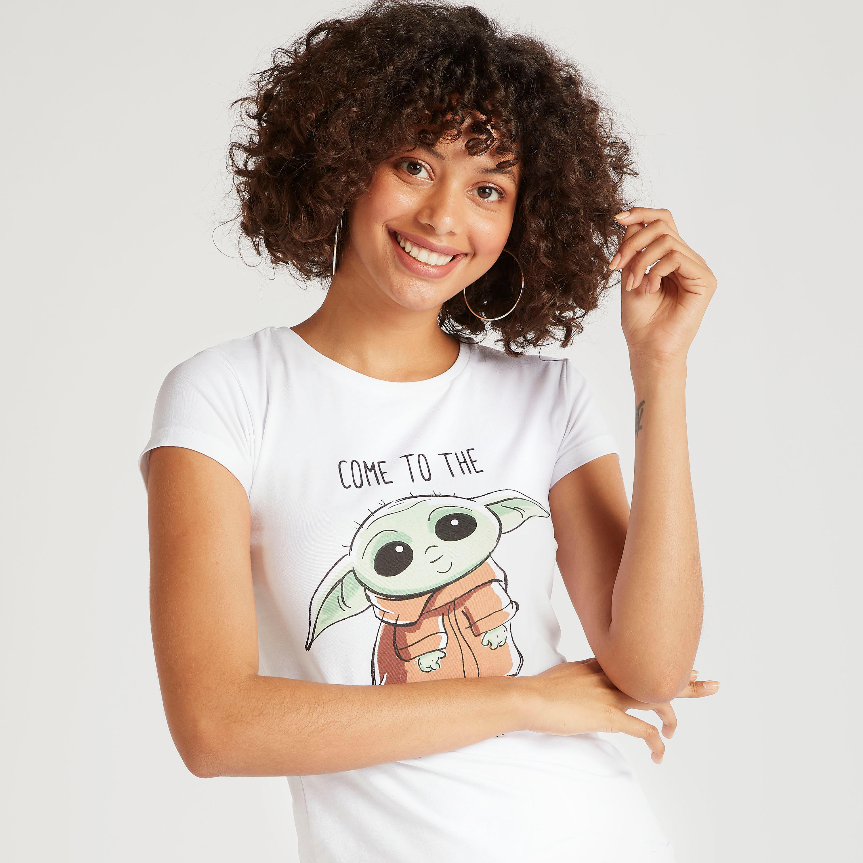 تيشيرت بياقة ضيّقة وأكمام كاب وطبعات يودا-women-clothing-tshirts-image-1
