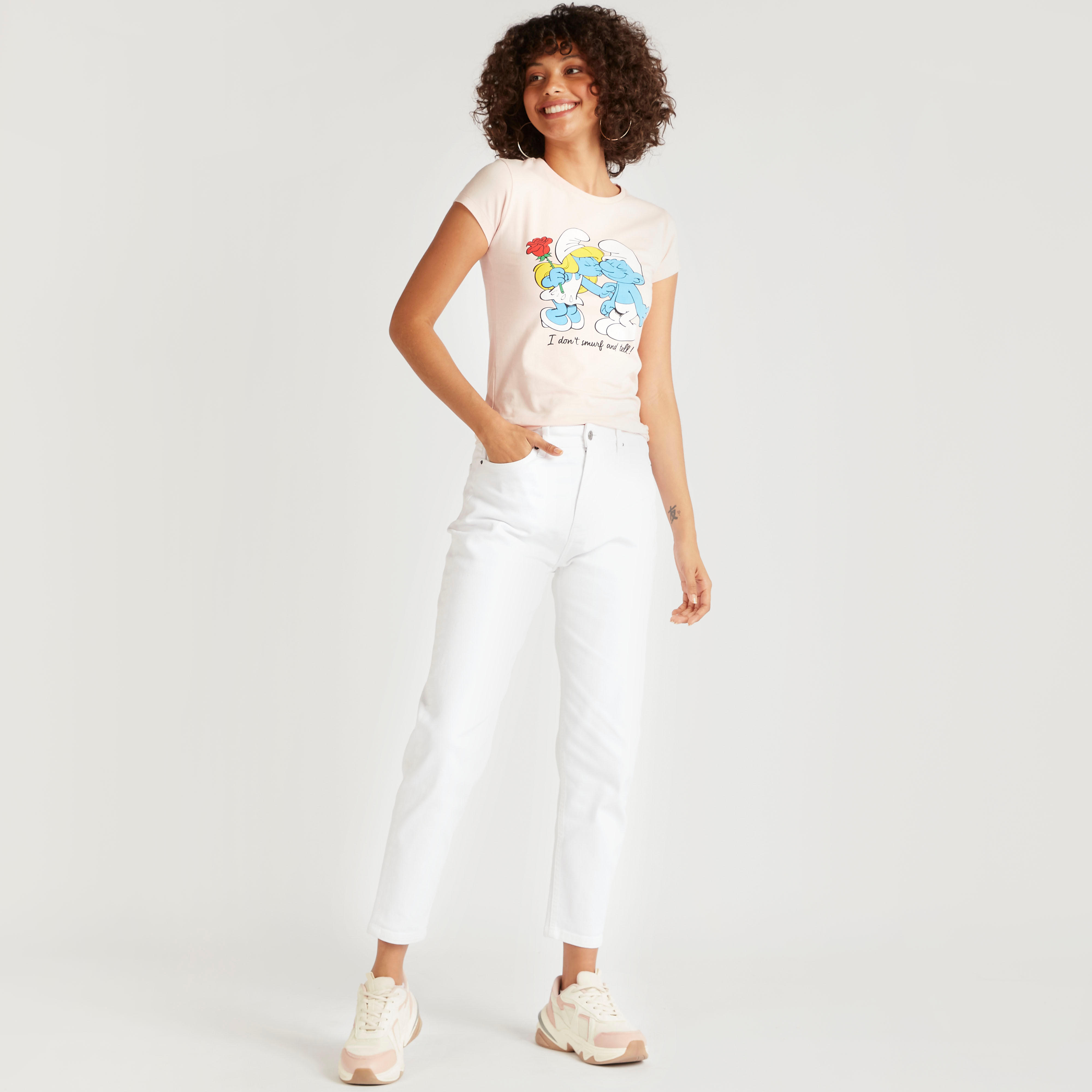 تيشيرت بياقة ضيّقة وأكمام كاب وطبعات السنافر-women-clothing-tshirts-image-2