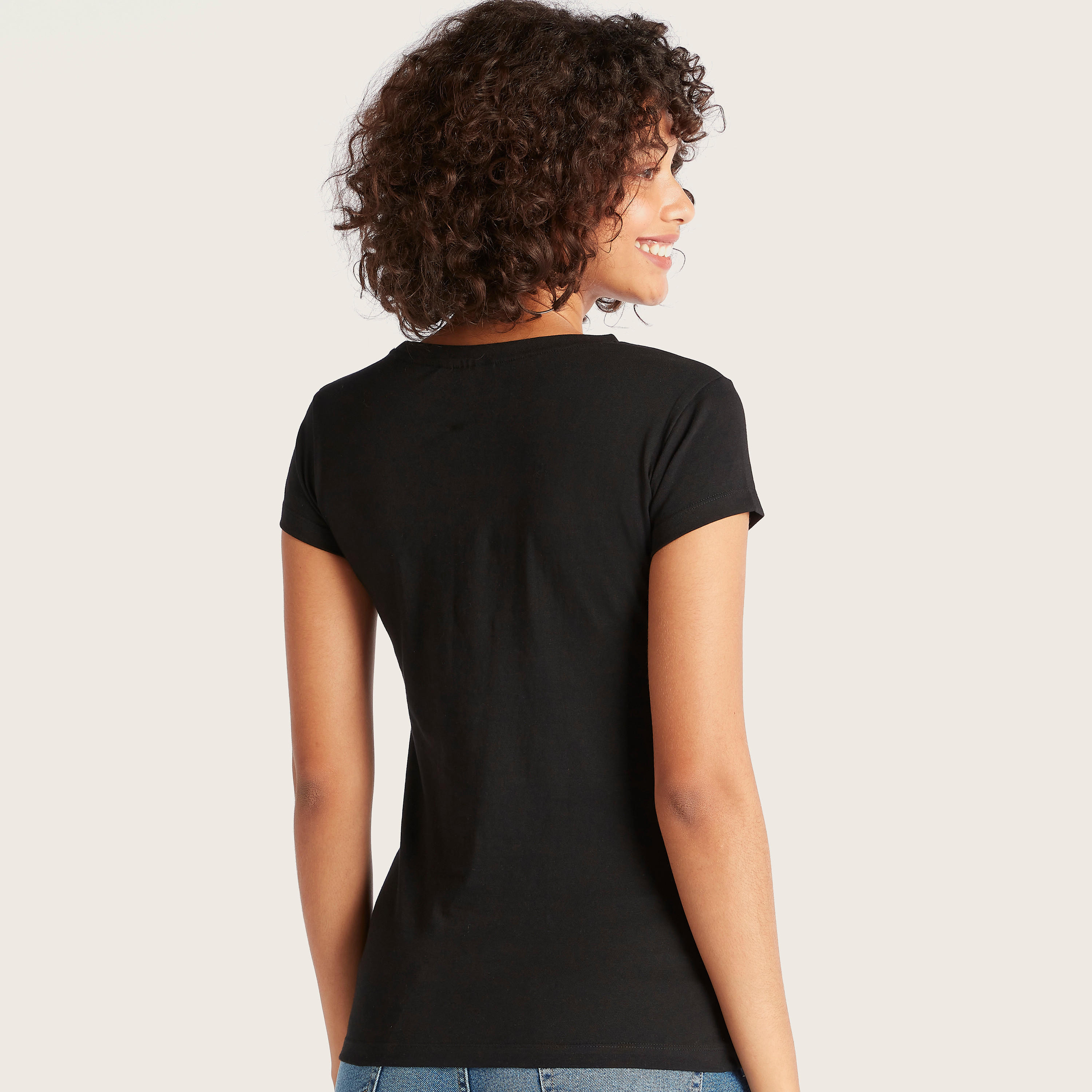 تيشيرت بياقة ضيقة وأكمام كاب وطبعات ذي بينك بانتر-women-clothing-tshirts-image-4