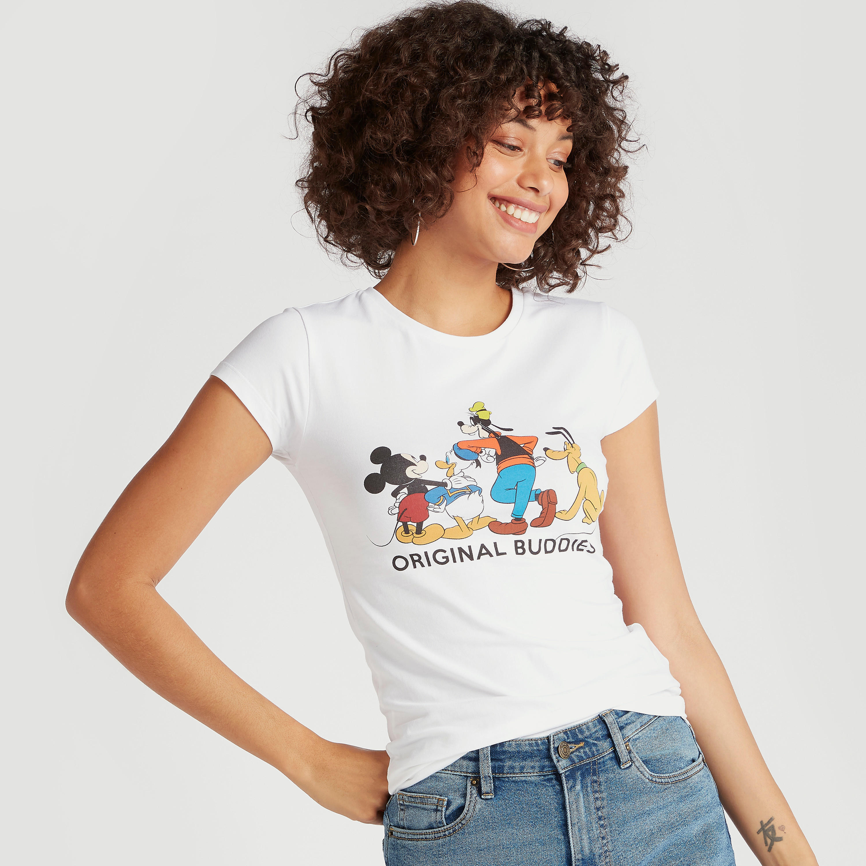 تيشيرت بياقة ضيّقة وأكمام كاب وطبعات ميكي أند ذي فريندز-women-clothing-tshirts-image-1