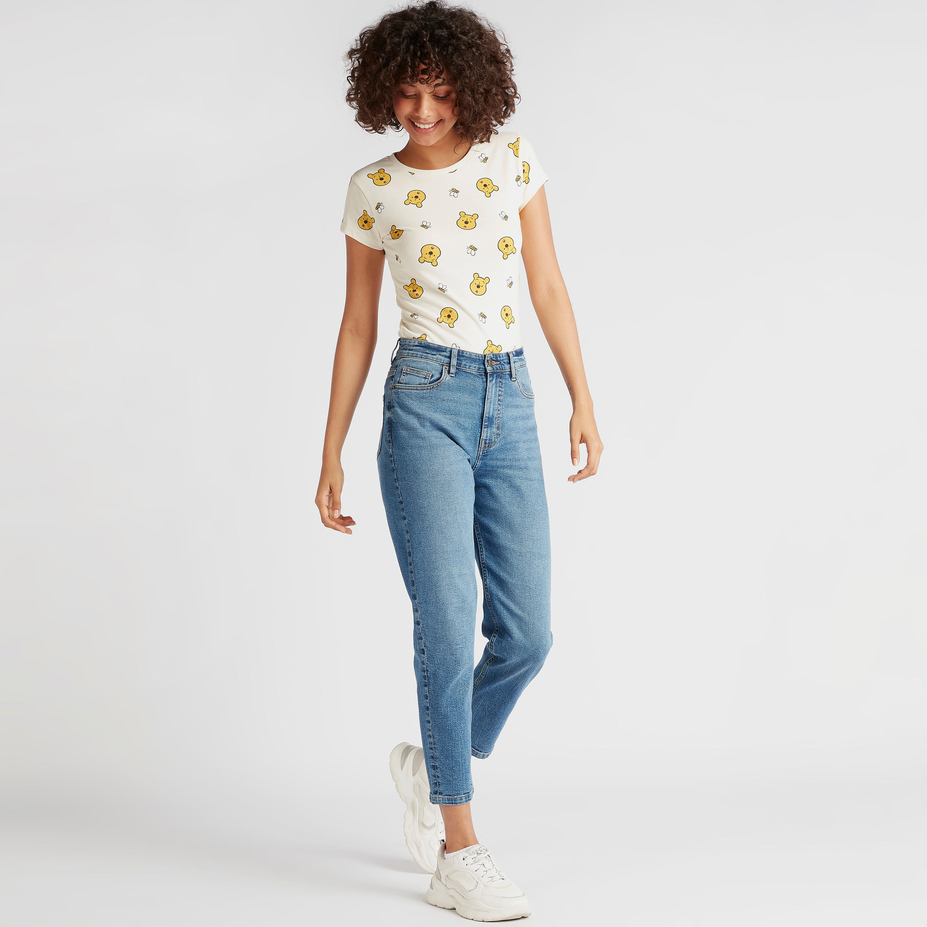 تيشيرت بطبعات ويني ذي بو وأكمام كاب وياقة ضيّقة-women-clothing-tshirts-image-2