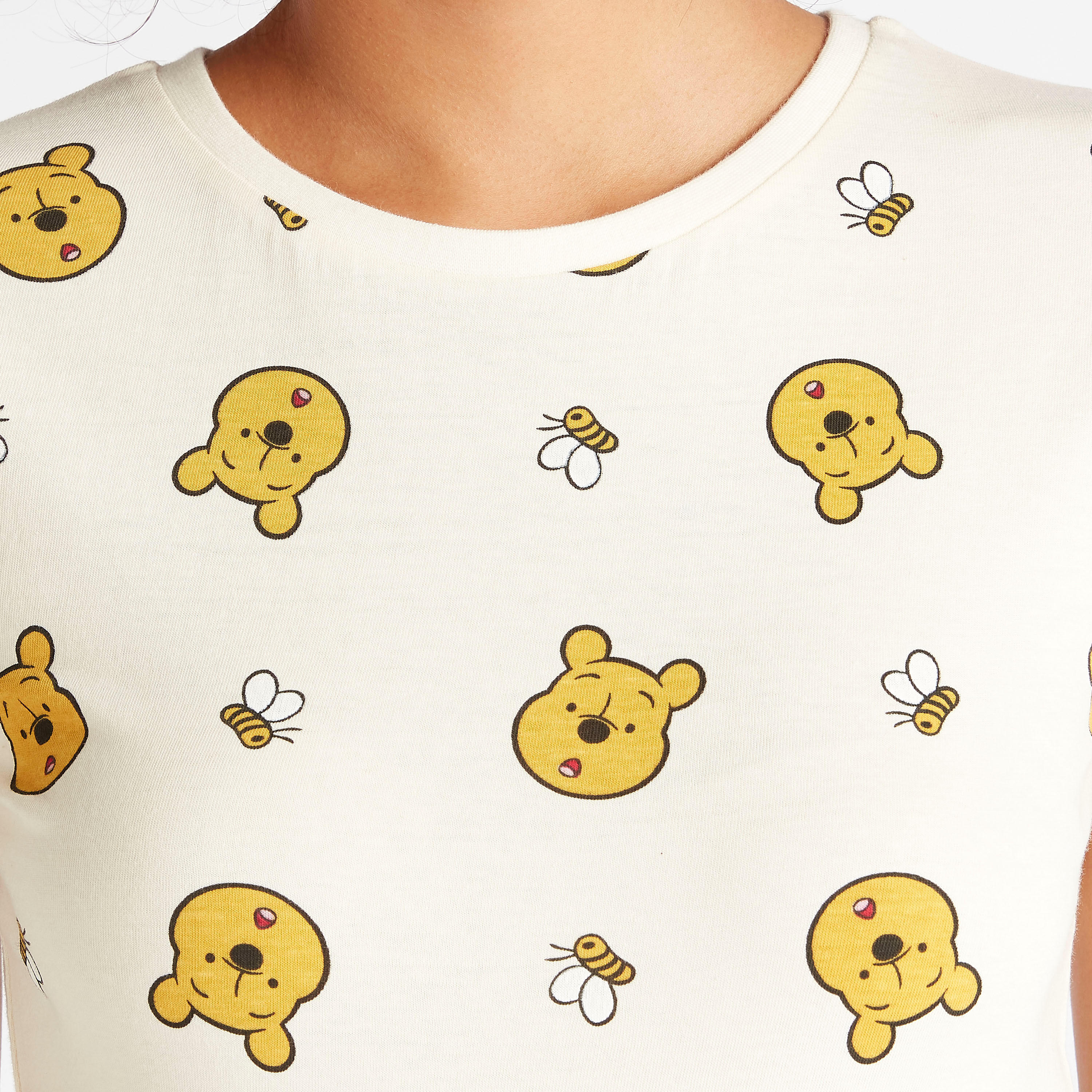 تيشيرت بطبعات ويني ذي بو وأكمام كاب وياقة ضيّقة-women-clothing-tshirts-image-3