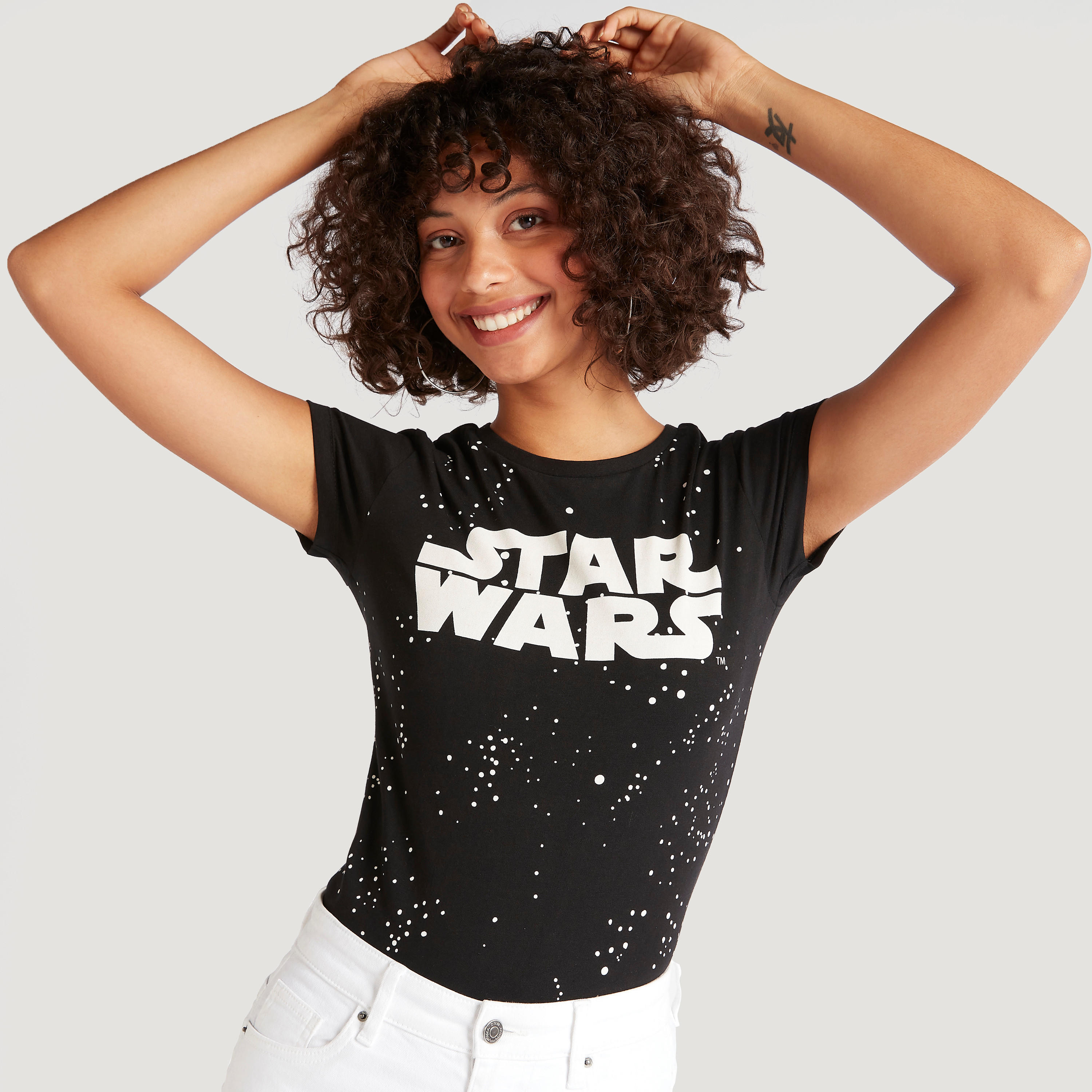 تيشيرت بياقة ضيّقة وأكمام كاب وطبعات ستار وورز-women-clothing-tshirts-image-1