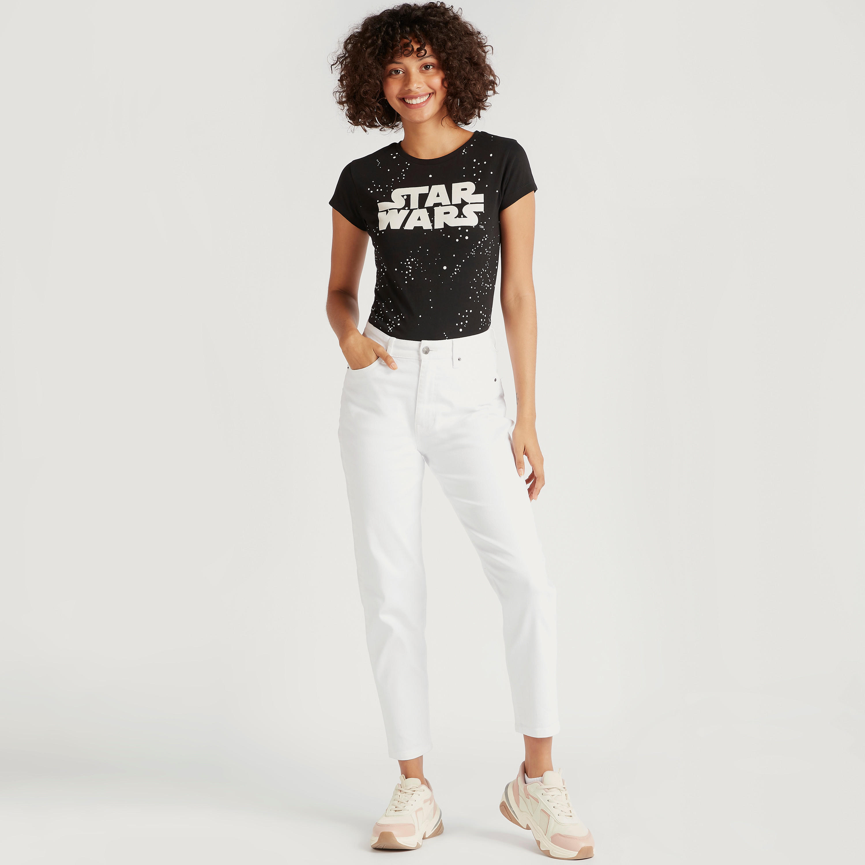 تيشيرت بياقة ضيّقة وأكمام كاب وطبعات ستار وورز-women-clothing-tshirts-image-2