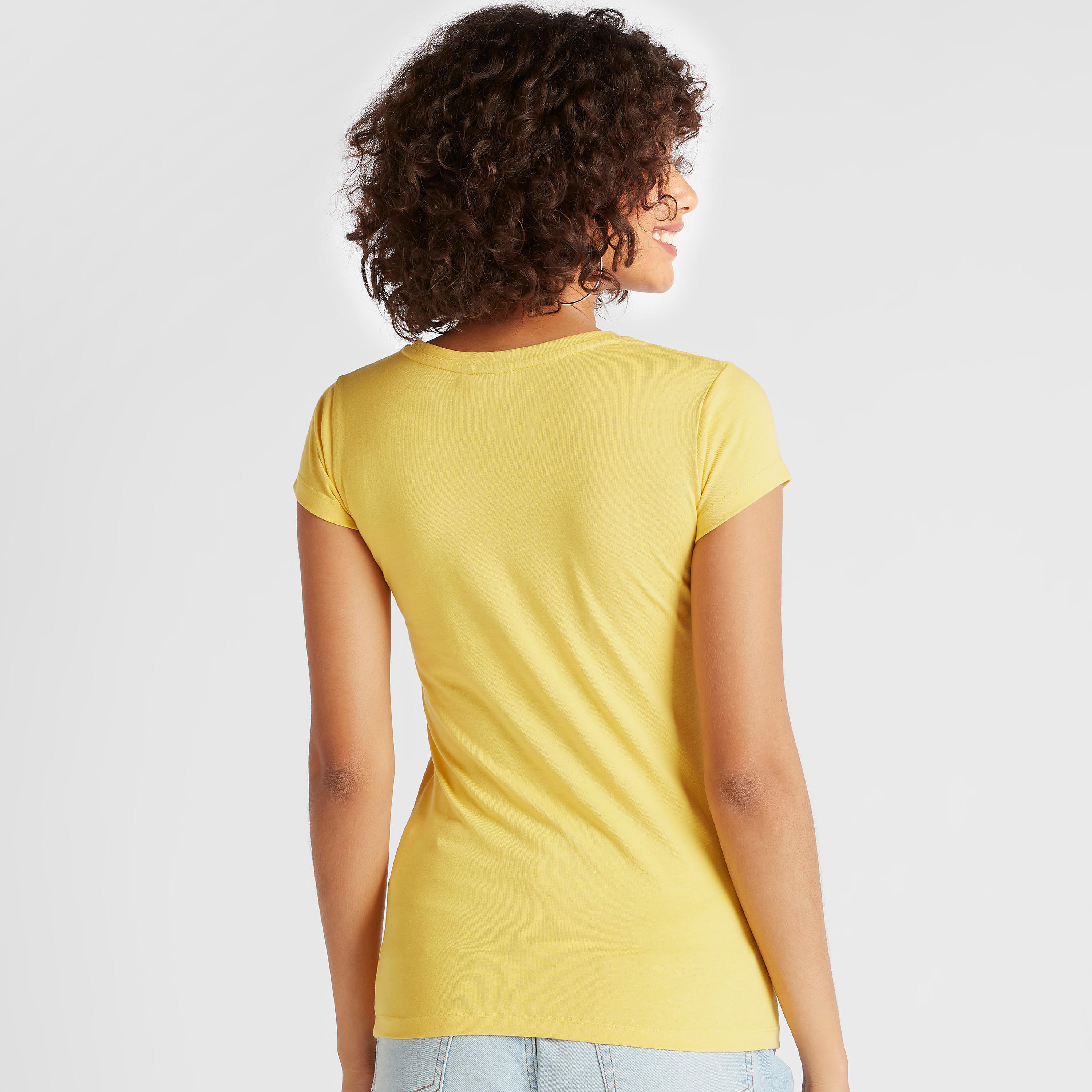 تيشيرت بياقة ضيّقة وأكمام كاب وطبعات بينوتس-women-clothing-tshirts-image-4