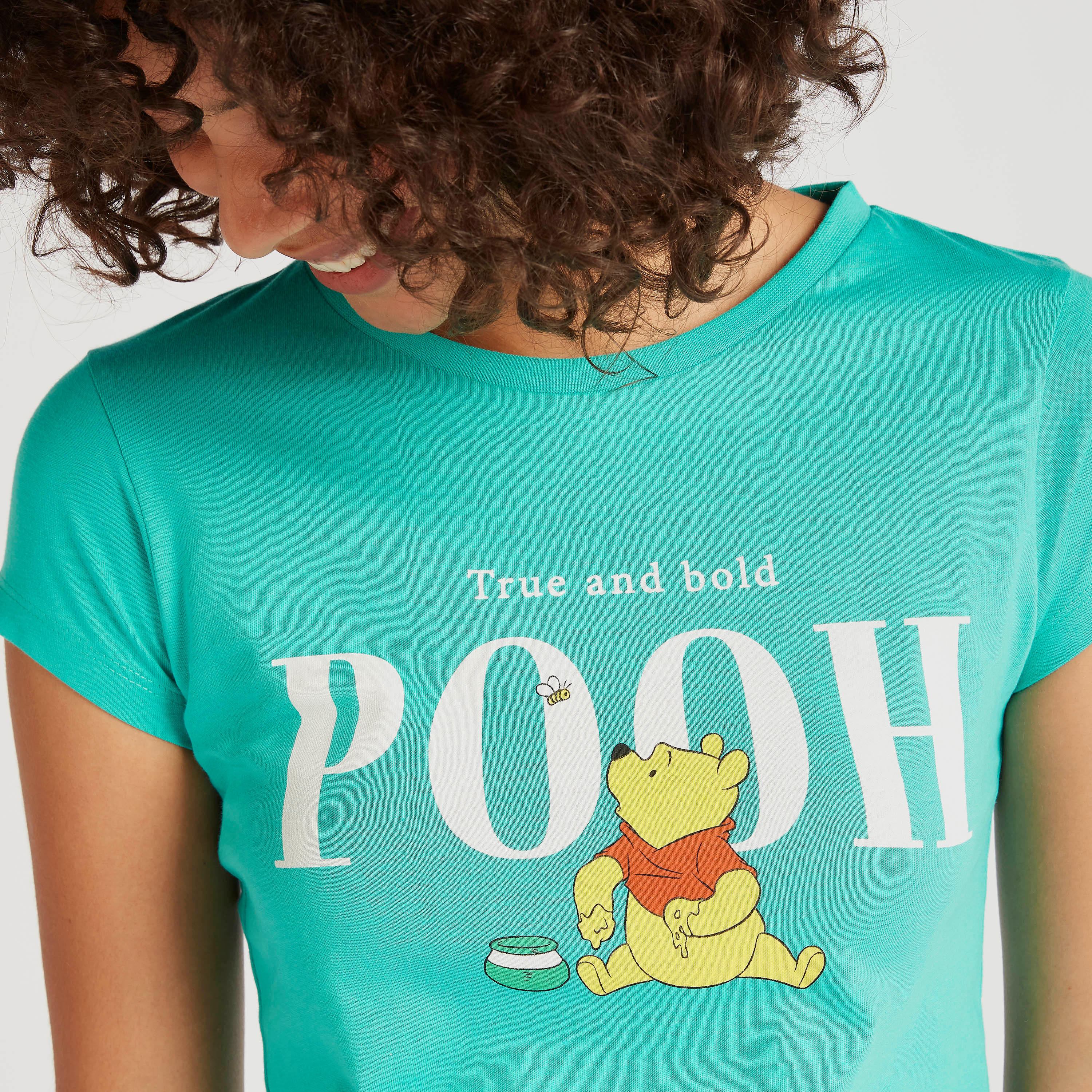 تيشيرت بطبعات ويني ذي بو وأكمام كاب وياقة ضيّقة-women-clothing-tshirts-image-3