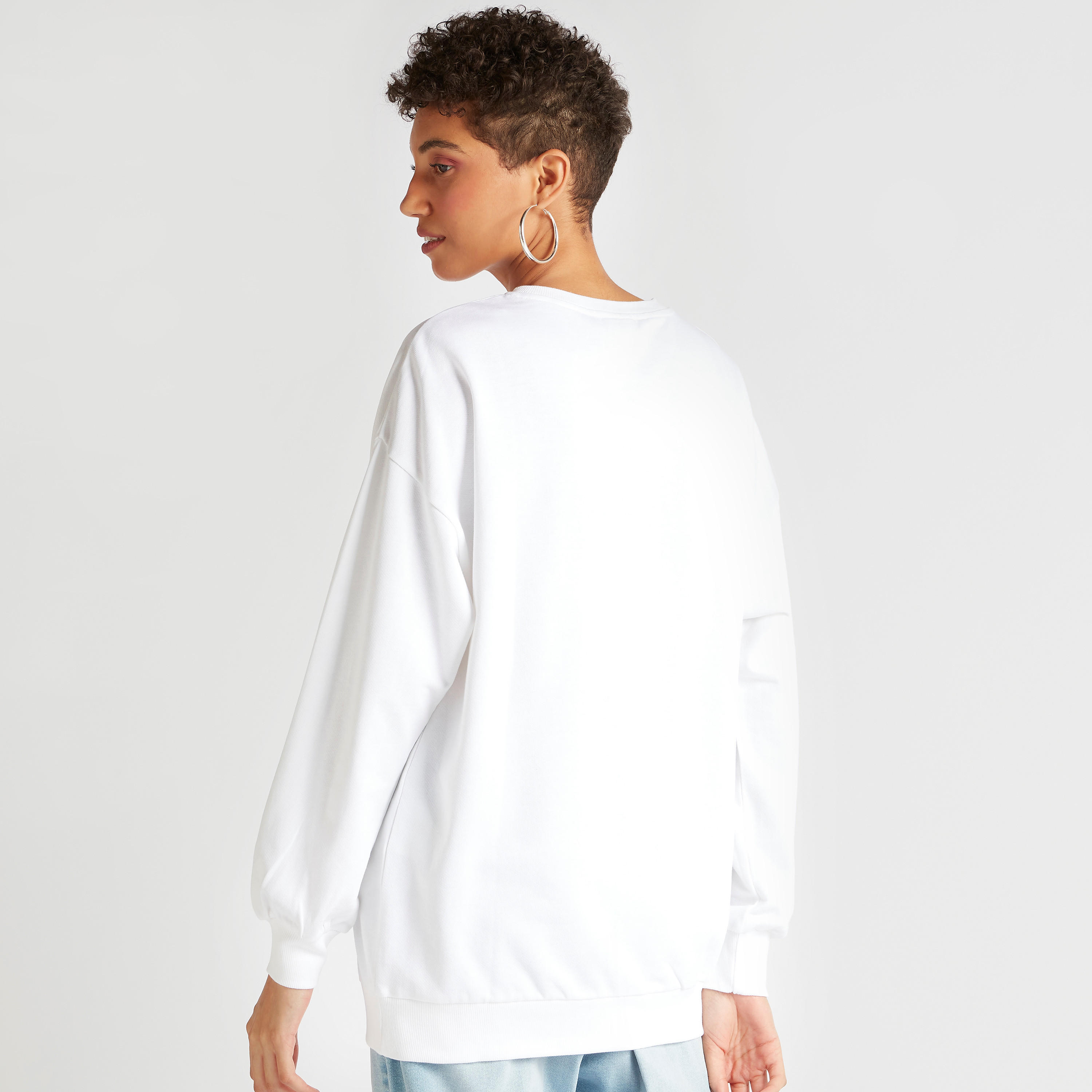 سويت شيرت بأكمام طويلة وياقة ضيّقة وطبعات ذي فلينستون-women-winterwear-hoodiesandsweatshirts-sweatshirts-image-4