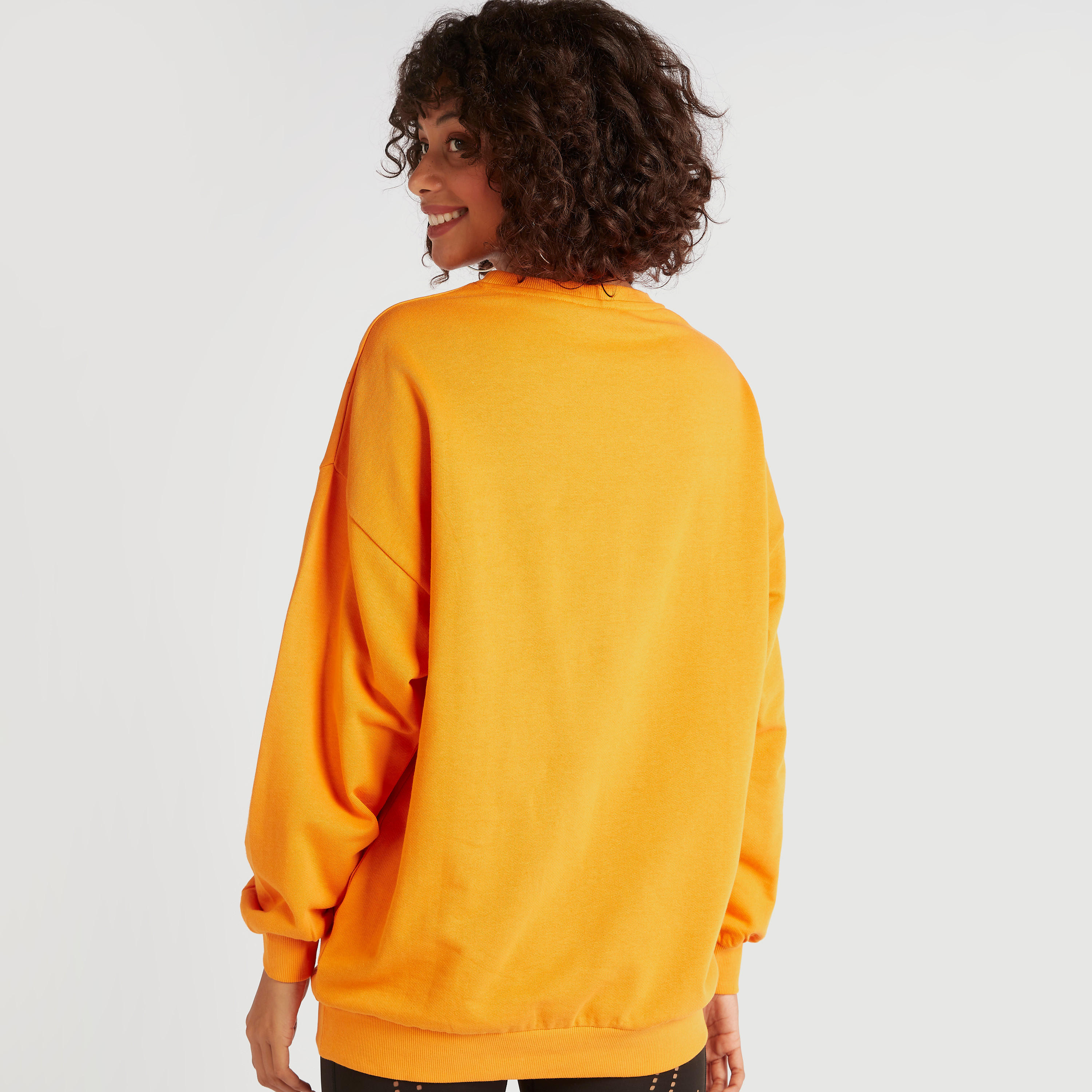 سويت شيرت بياقة ضيقة وأكمام طويلة وطبعات-women-winterwear-hoodiesandsweatshirts-sweatshirts-image-2