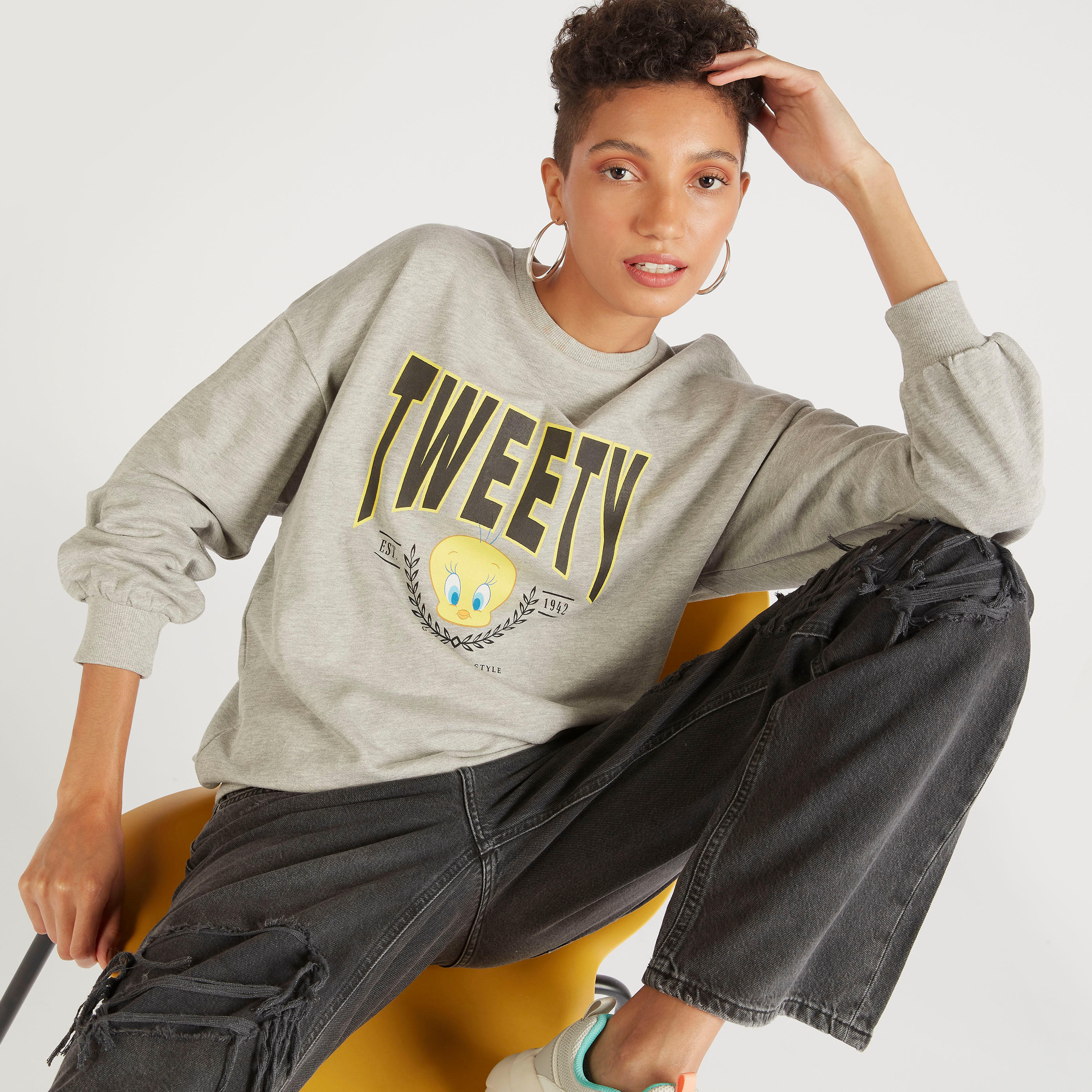 سويت شيرت بأكمام طويلة وياقة ضيّقة وطبعات تويتي-women-winterwear-hoodiesandsweatshirts-sweatshirts-image-1