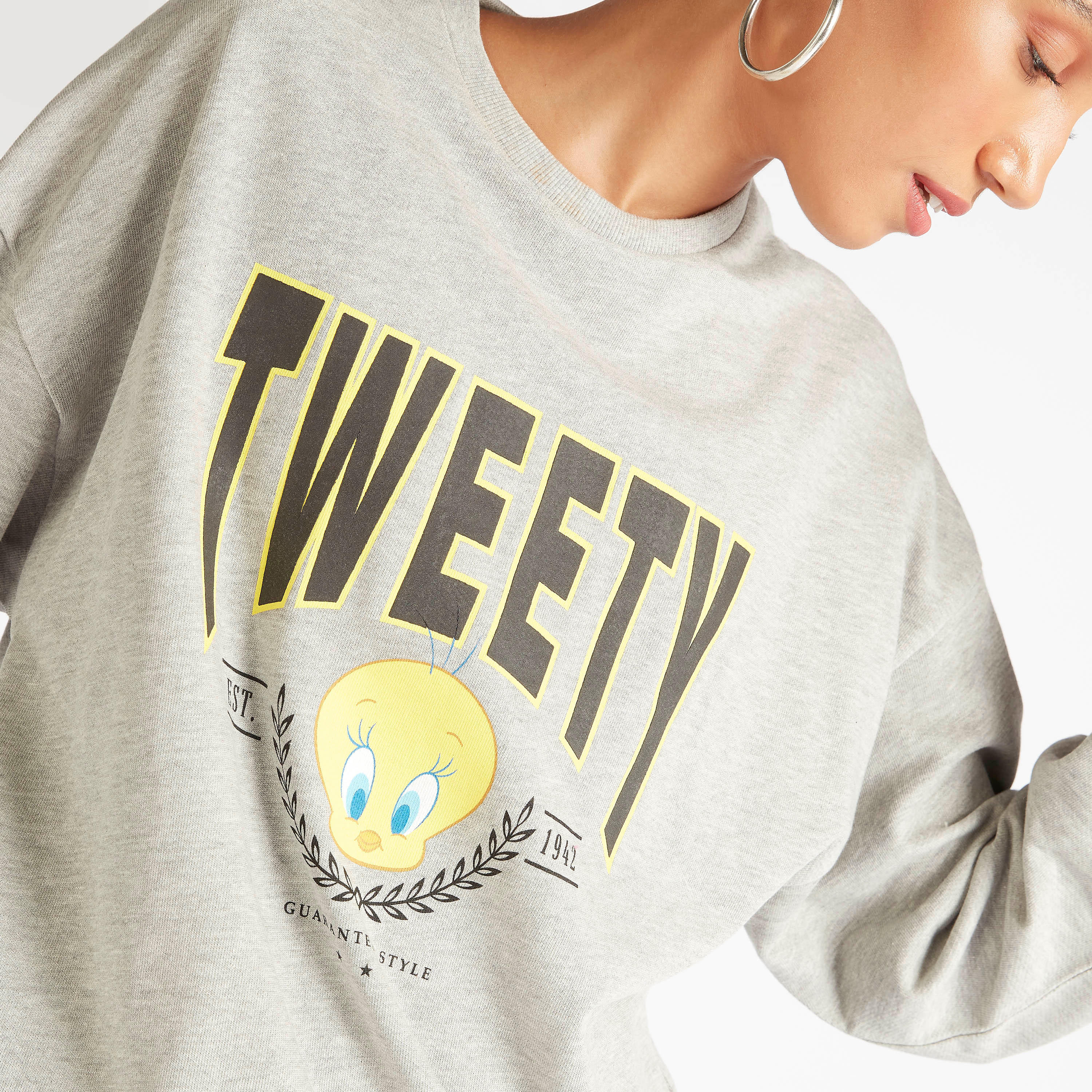 سويت شيرت بأكمام طويلة وياقة ضيّقة وطبعات تويتي-women-winterwear-hoodiesandsweatshirts-sweatshirts-image-3