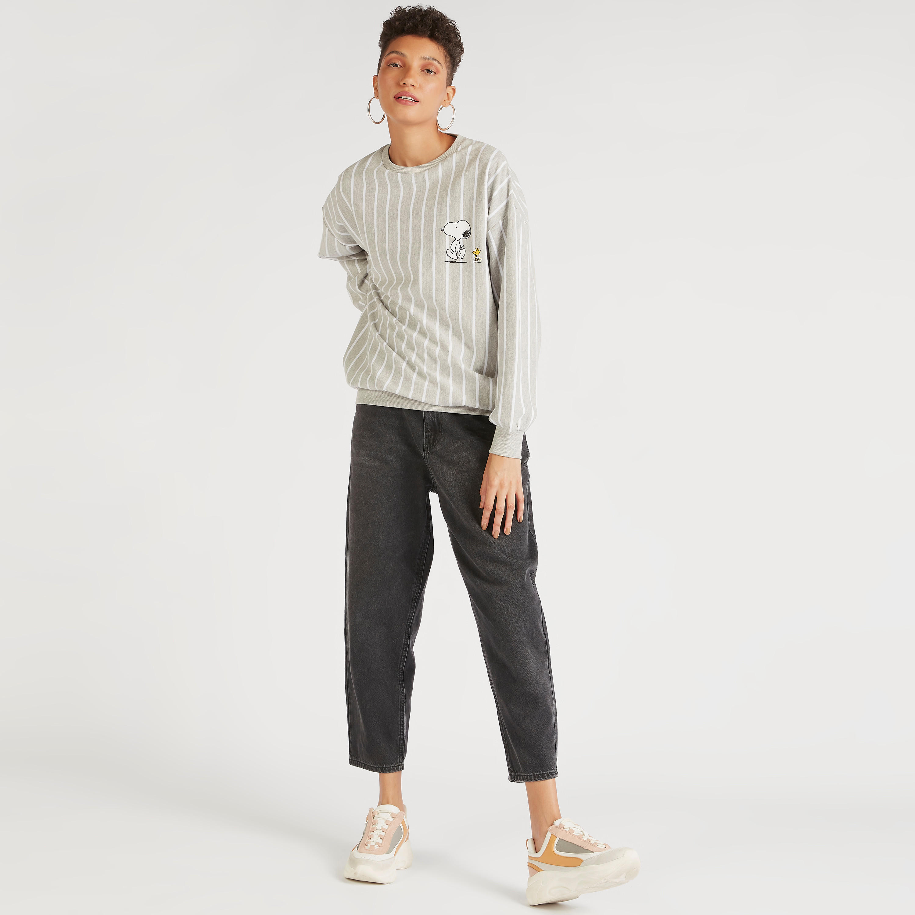 سويت شيرت بأكمام طويلة وياقة ضيّقة وطبعات بناتس-women-winterwear-hoodiesandsweatshirts-sweatshirts-image-2