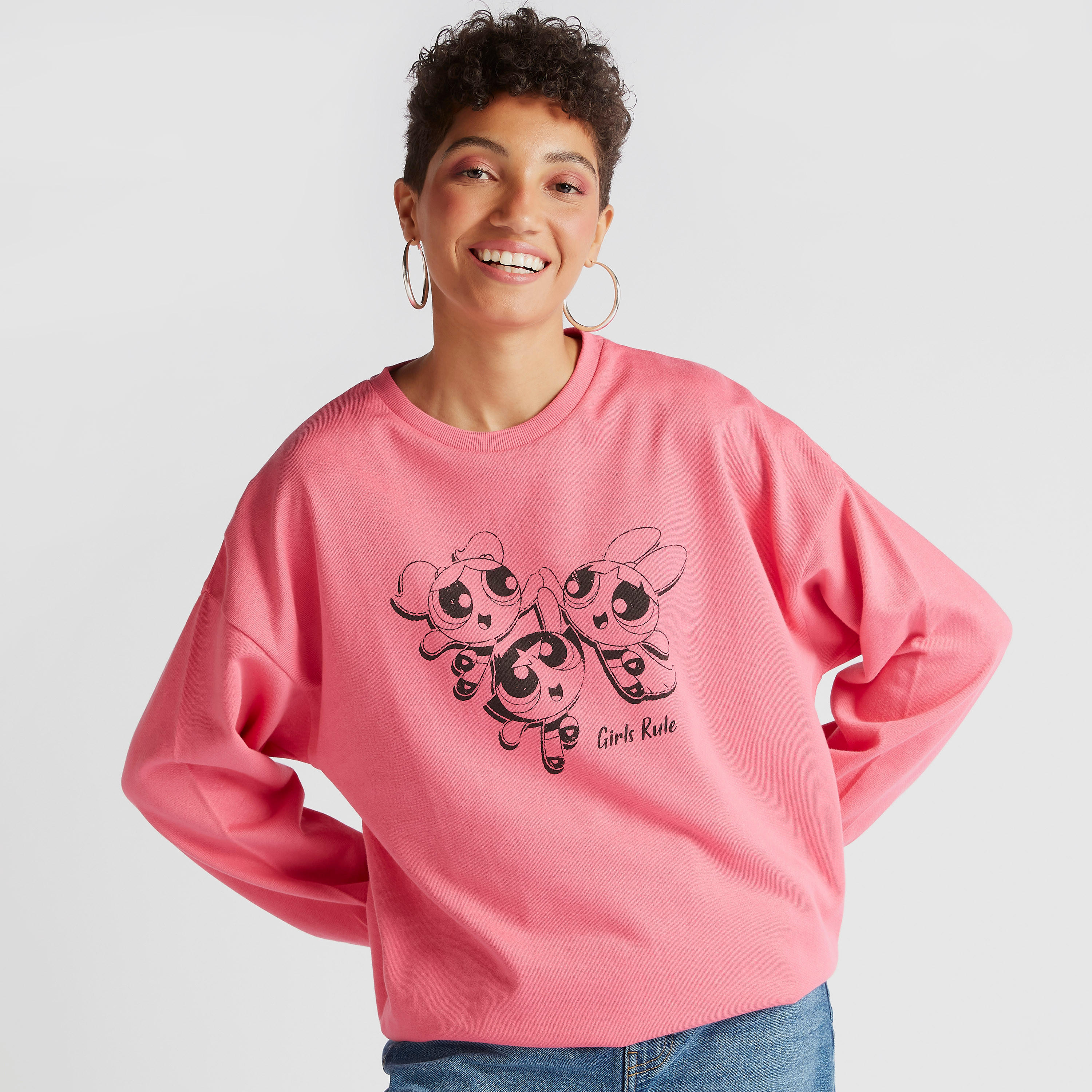 سويت شيرت بياقة ضيّقة وأكمام طويلة وطبعات فتيات القوة-women-winterwear-hoodiesandsweatshirts-sweatshirts-image-1