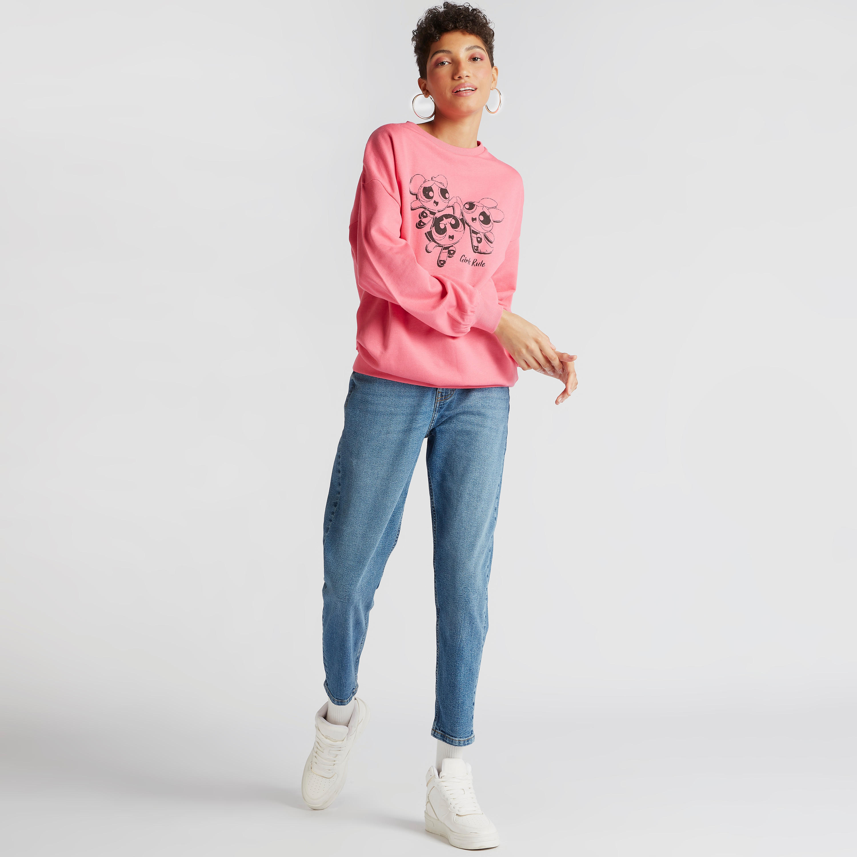 سويت شيرت بياقة ضيّقة وأكمام طويلة وطبعات فتيات القوة-women-winterwear-hoodiesandsweatshirts-sweatshirts-image-2