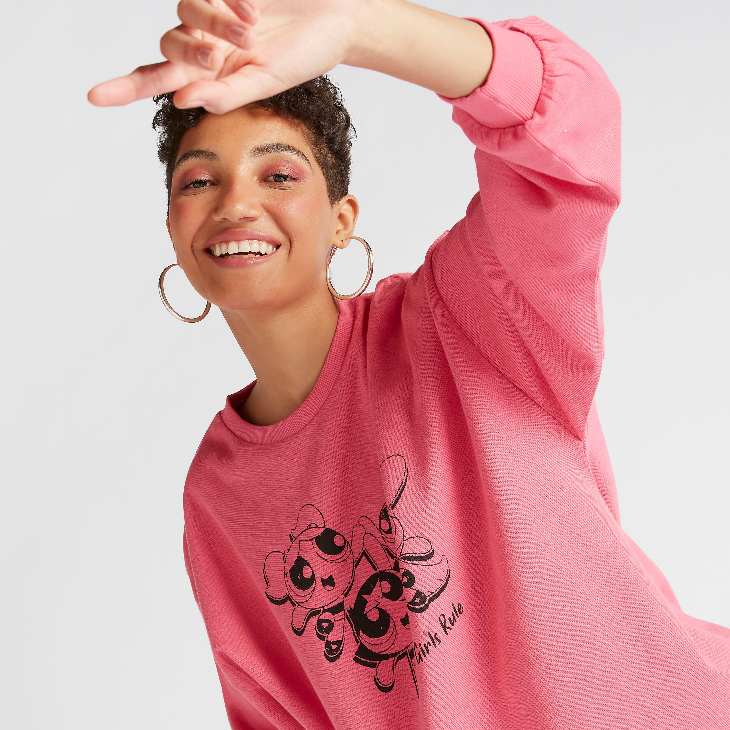 سويت شيرت بياقة ضيّقة وأكمام طويلة وطبعات فتيات القوة-women-winterwear-hoodiesandsweatshirts-sweatshirts-image-5