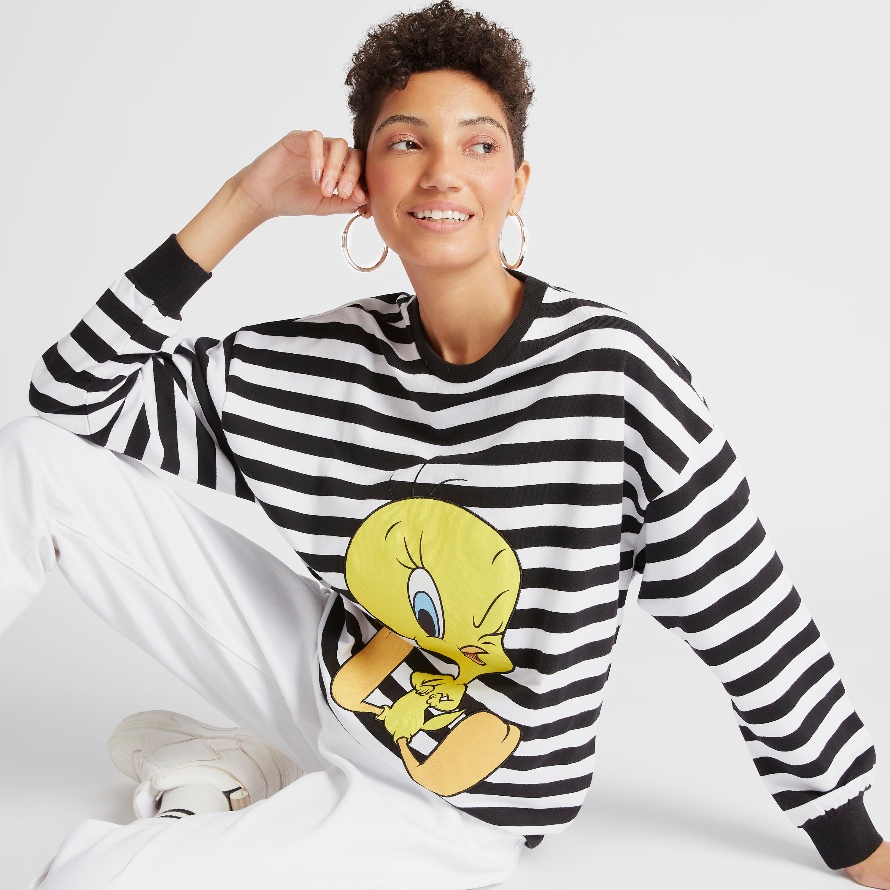 سويت شيرت بياقة ضيقة وأكمام طويلة وطبعات تويتي-women-winterwear-hoodiesandsweatshirts-sweatshirts-image-1