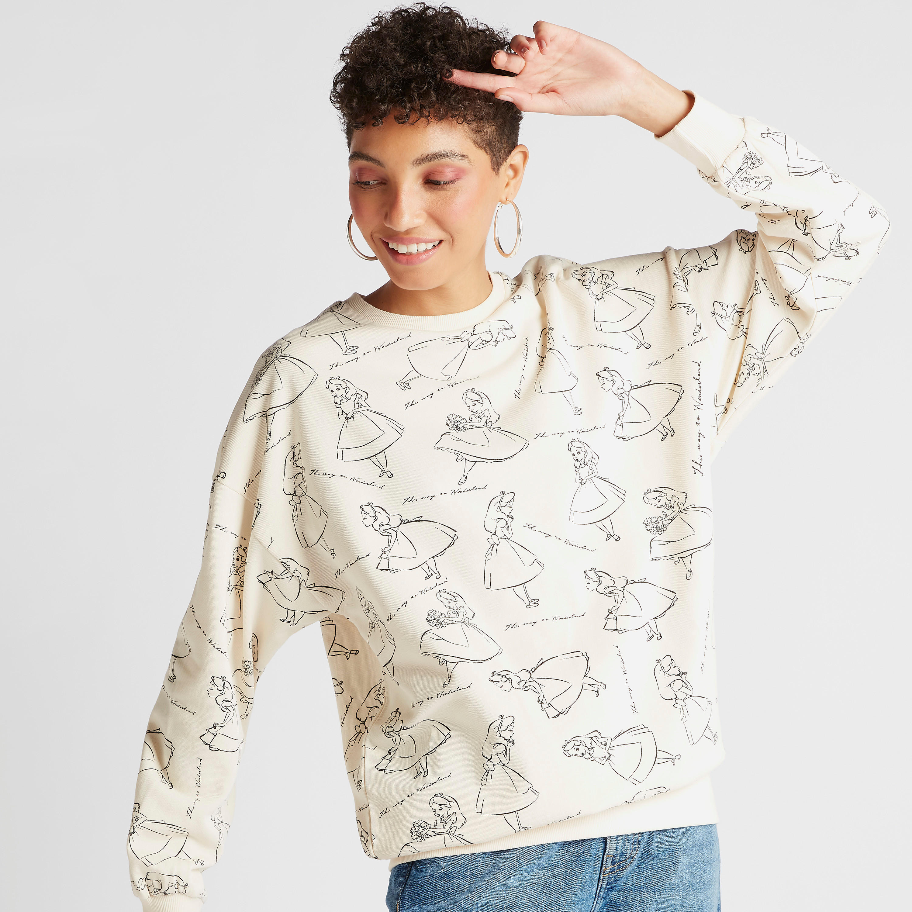 سويت شيرت بطبعات أليس في بلاد العجائب جرافيكيّة مع أكمام طويلة-women-winterwear-hoodiesandsweatshirts-sweatshirts-image-1