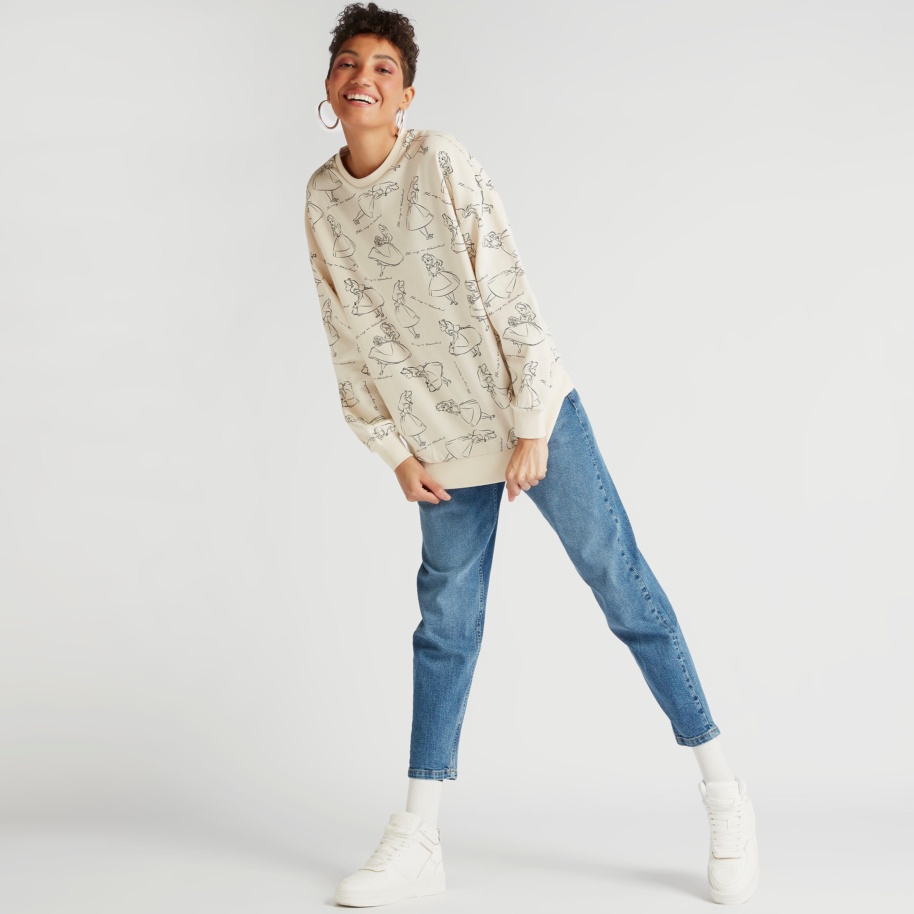 سويت شيرت بطبعات أليس في بلاد العجائب جرافيكيّة مع أكمام طويلة-women-winterwear-hoodiesandsweatshirts-sweatshirts-image-2