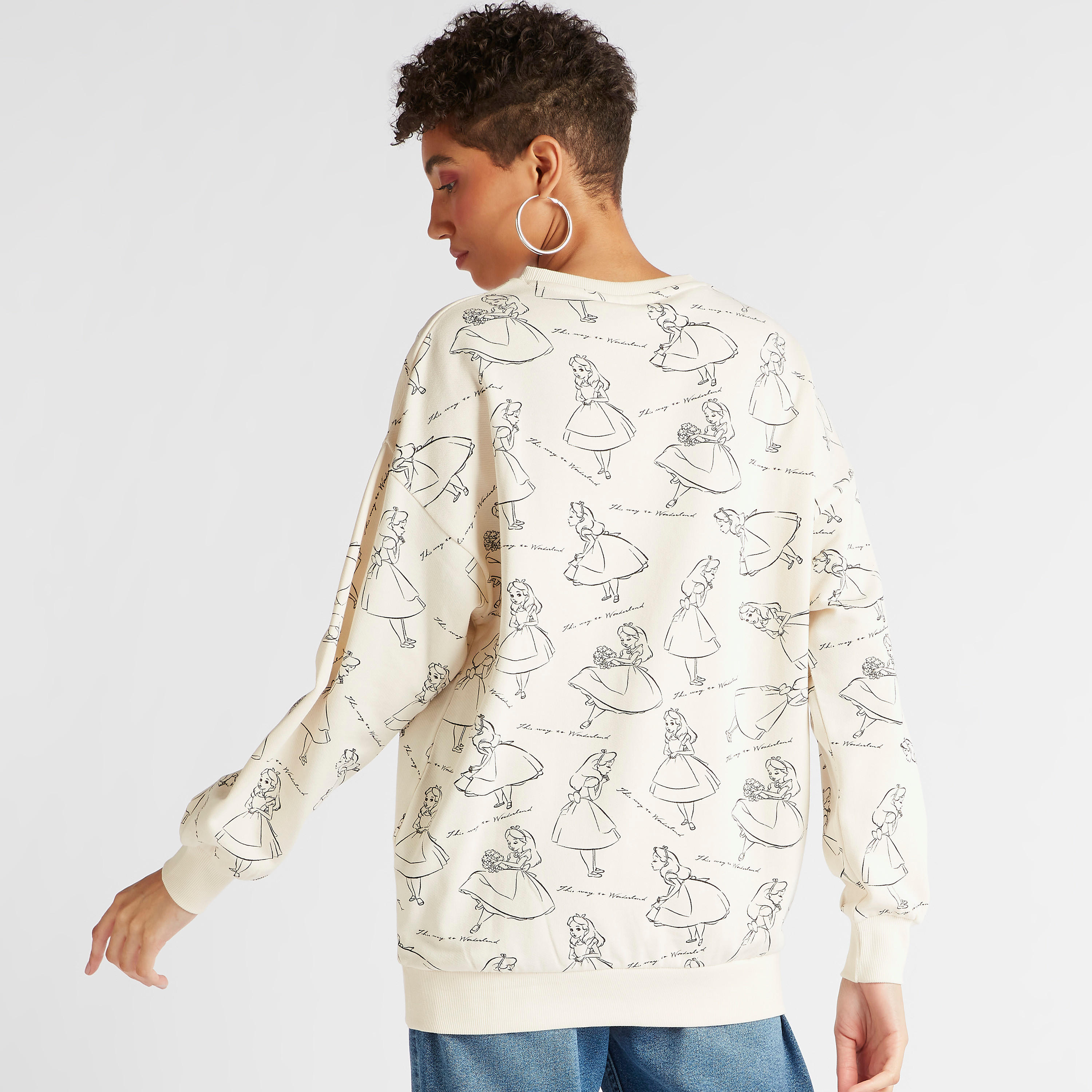 سويت شيرت بطبعات أليس في بلاد العجائب جرافيكيّة مع أكمام طويلة-women-winterwear-hoodiesandsweatshirts-sweatshirts-image-4