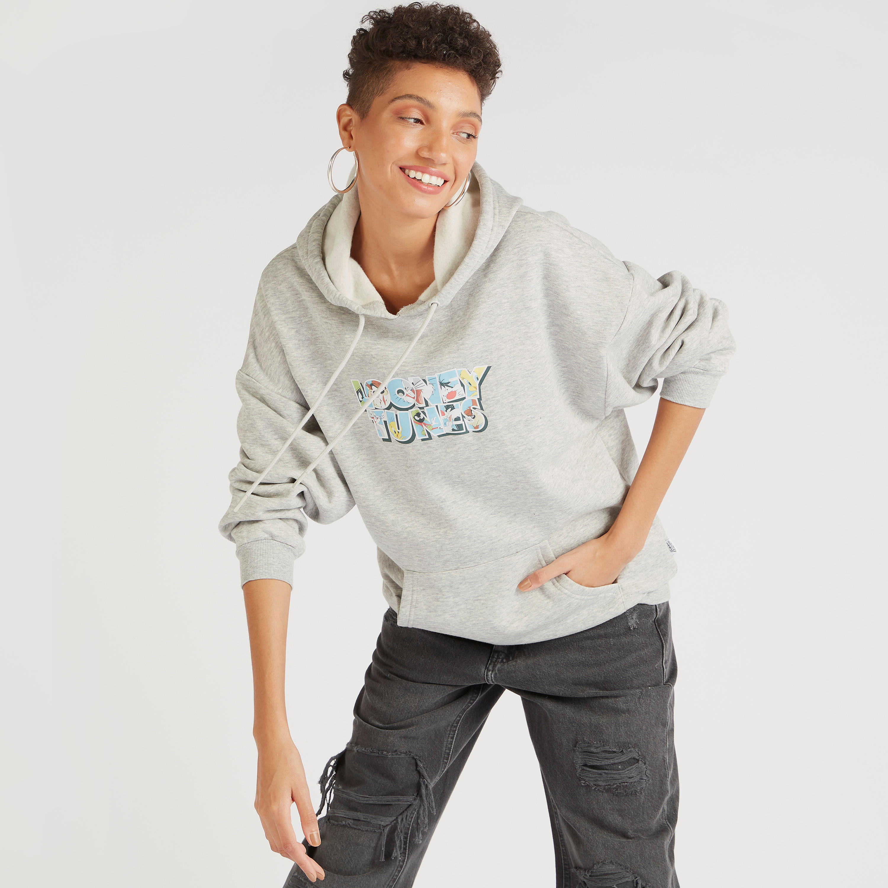 هودي بأكمام طويلة وجيب كانغر وطبعات لوني تيونز-women-winterwear-hoodiesandsweatshirts-hoodies-image-1