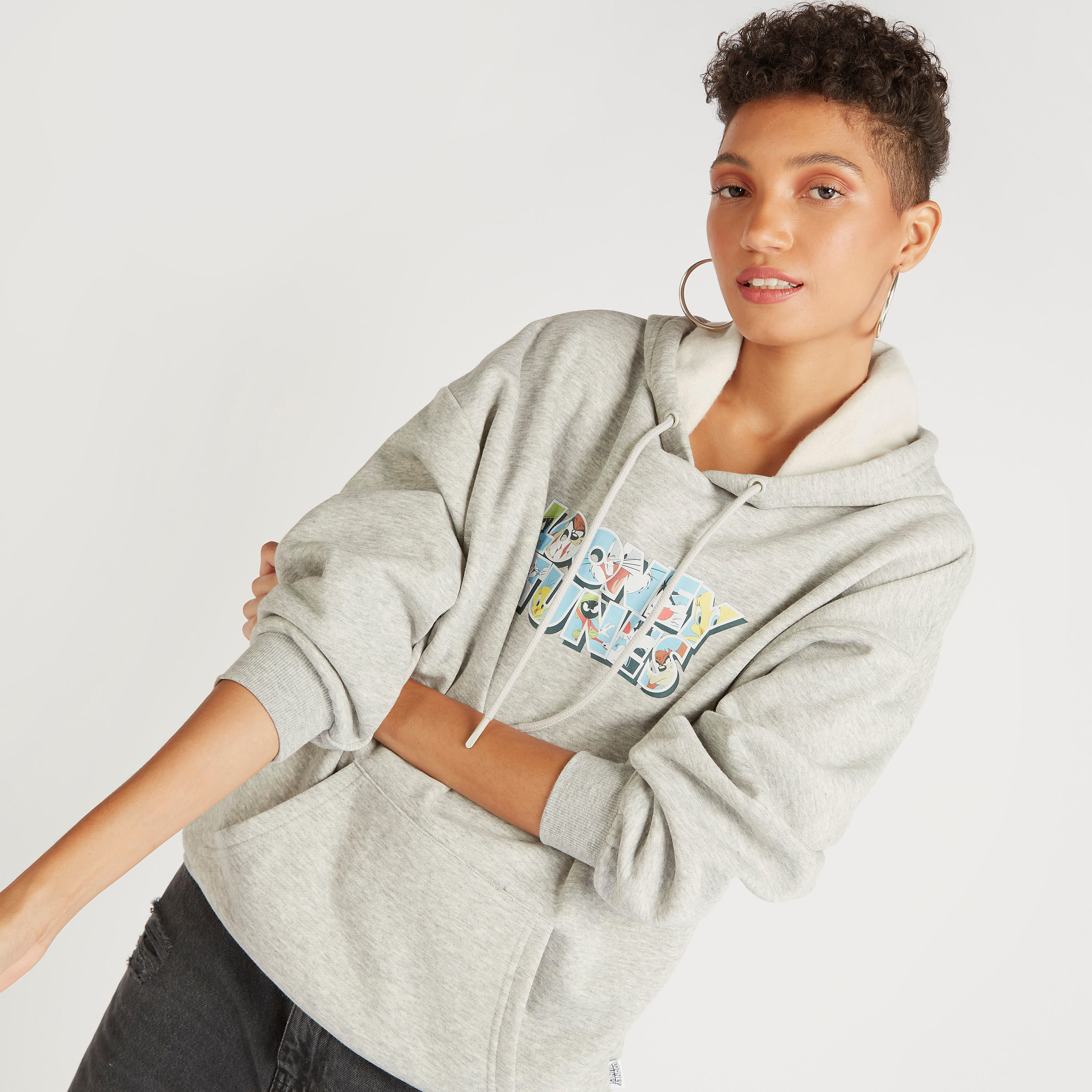 هودي بأكمام طويلة وجيب كانغر وطبعات لوني تيونز-women-winterwear-hoodiesandsweatshirts-hoodies-image-5