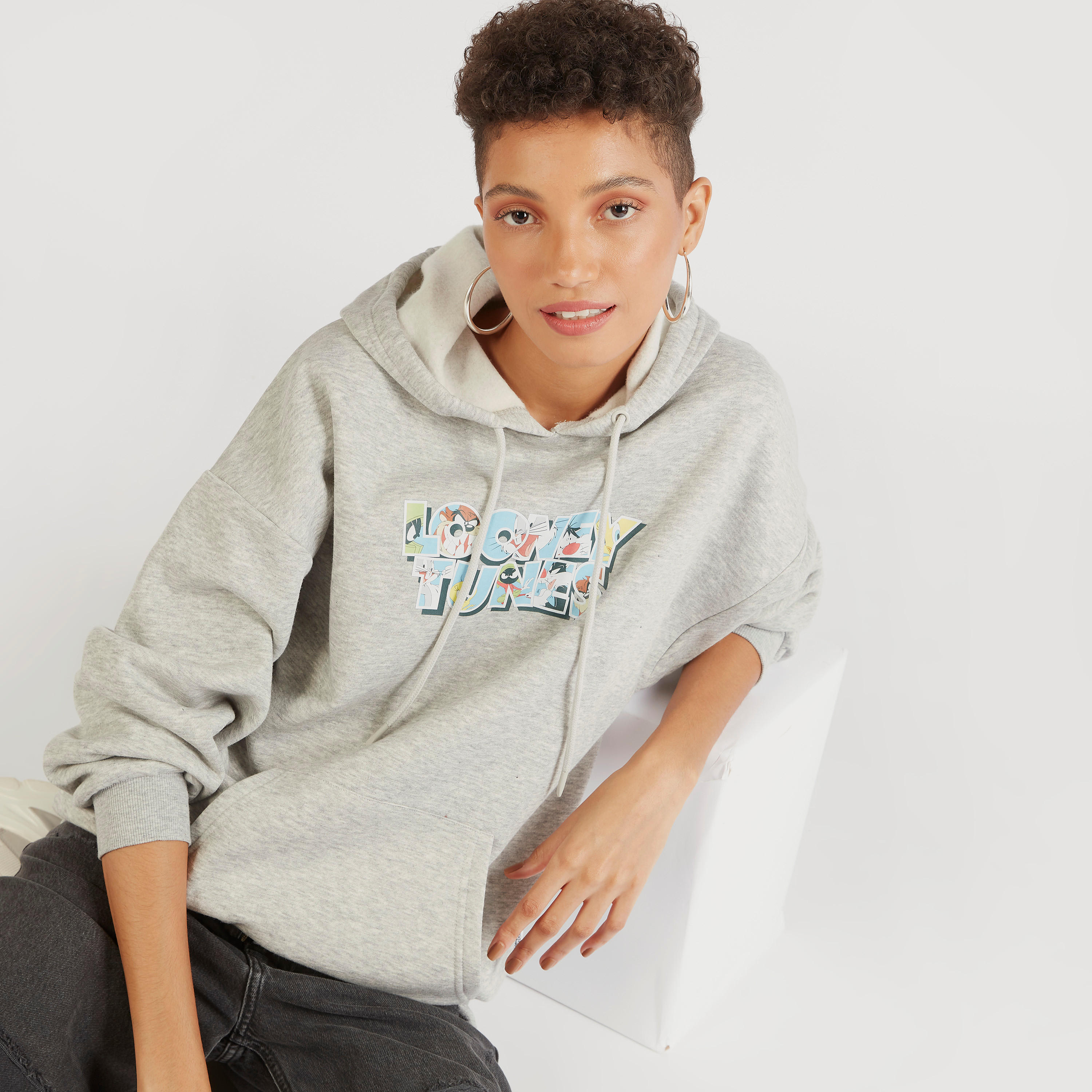 هودي بأكمام طويلة وجيب كانغر وطبعات لوني تيونز-women-winterwear-hoodiesandsweatshirts-hoodies-image-6