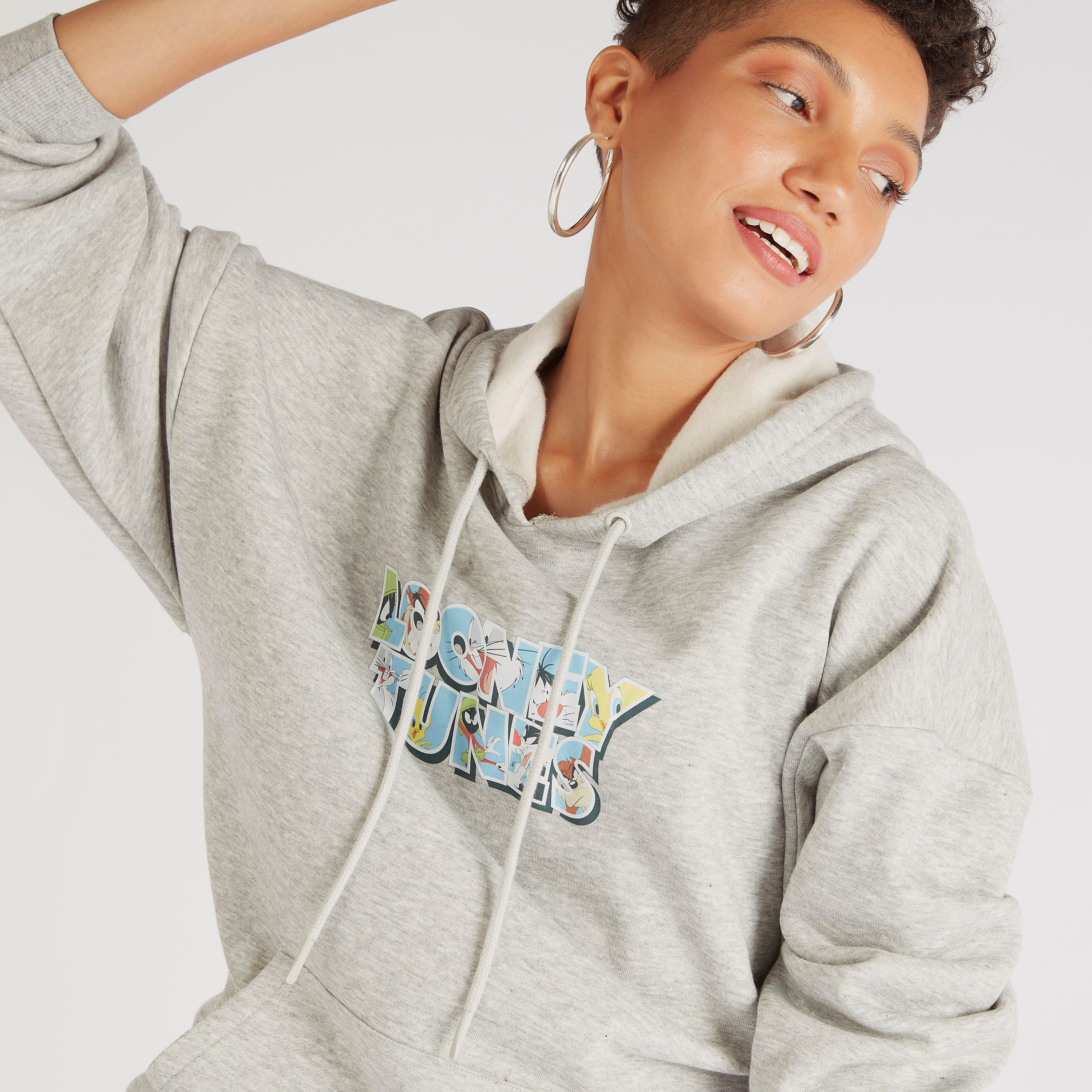 هودي بأكمام طويلة وجيب كانغر وطبعات لوني تيونز-women-winterwear-hoodiesandsweatshirts-hoodies-image-7