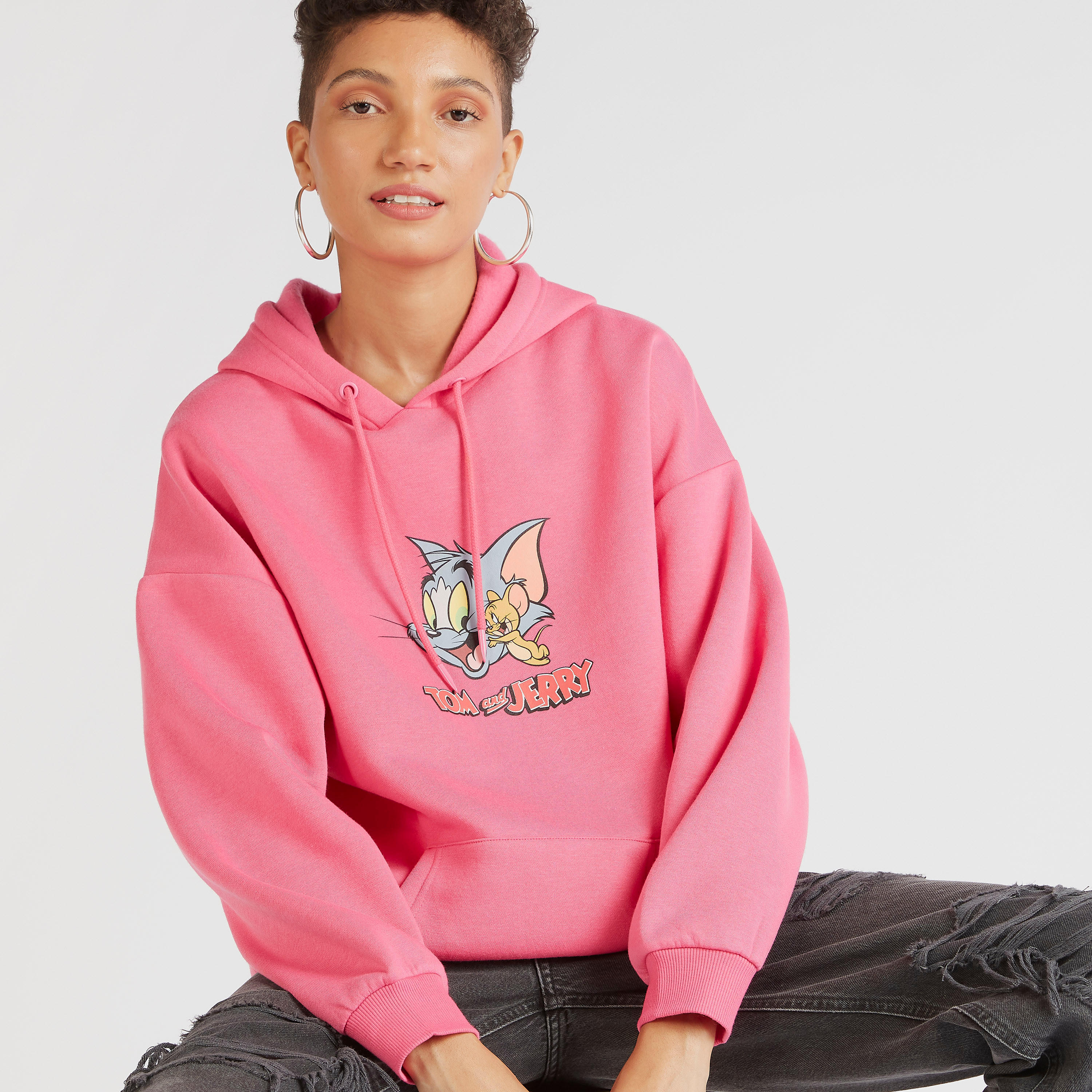 هودي بأكمام طويلة وجيوب كنغر وطبعات توم أند جيري-women-winterwear-hoodiesandsweatshirts-hoodies-image-1