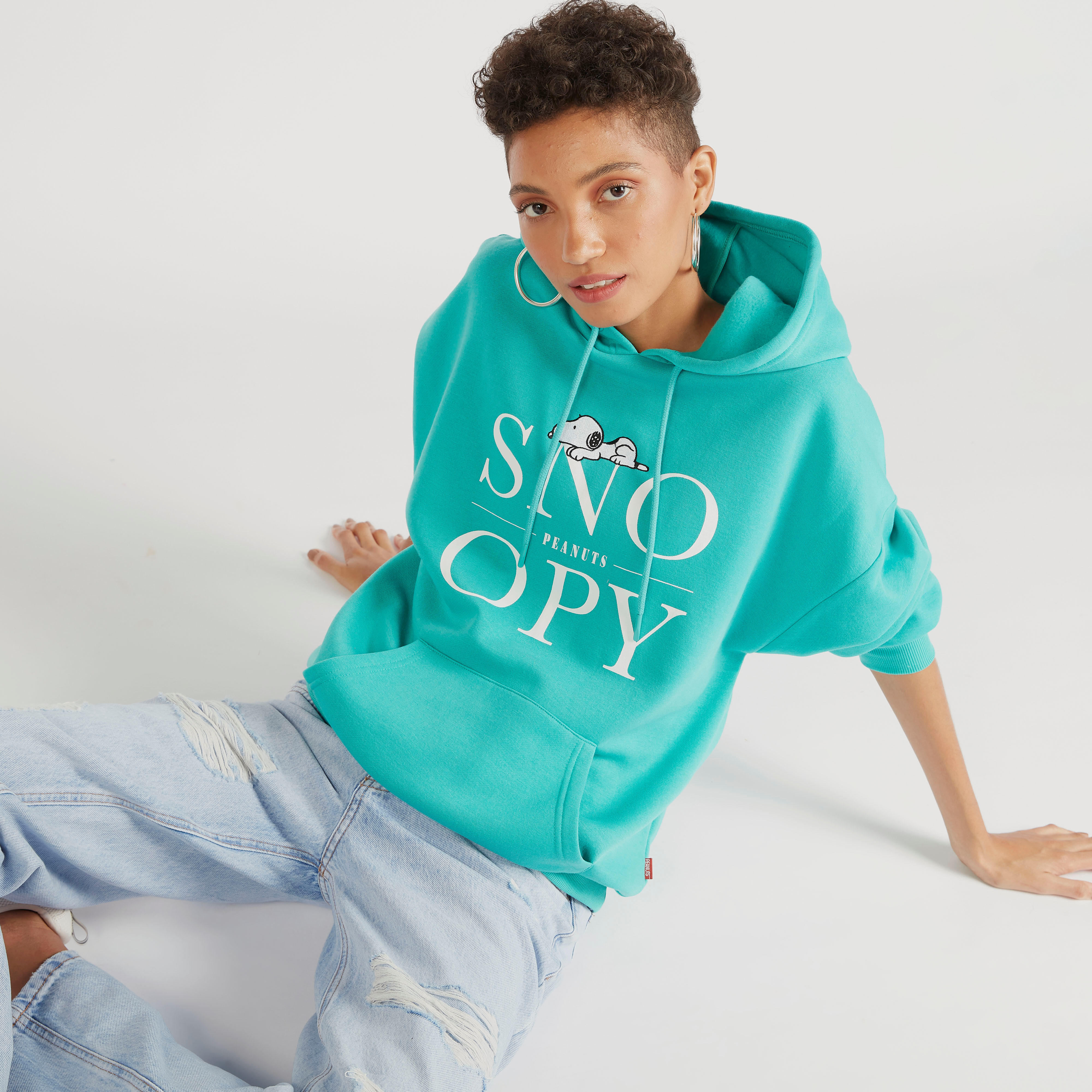 هودي بطبعات سنوبي وأكمام طويلة وجيوب كنغر-women-winterwear-hoodiesandsweatshirts-hoodies-image-1