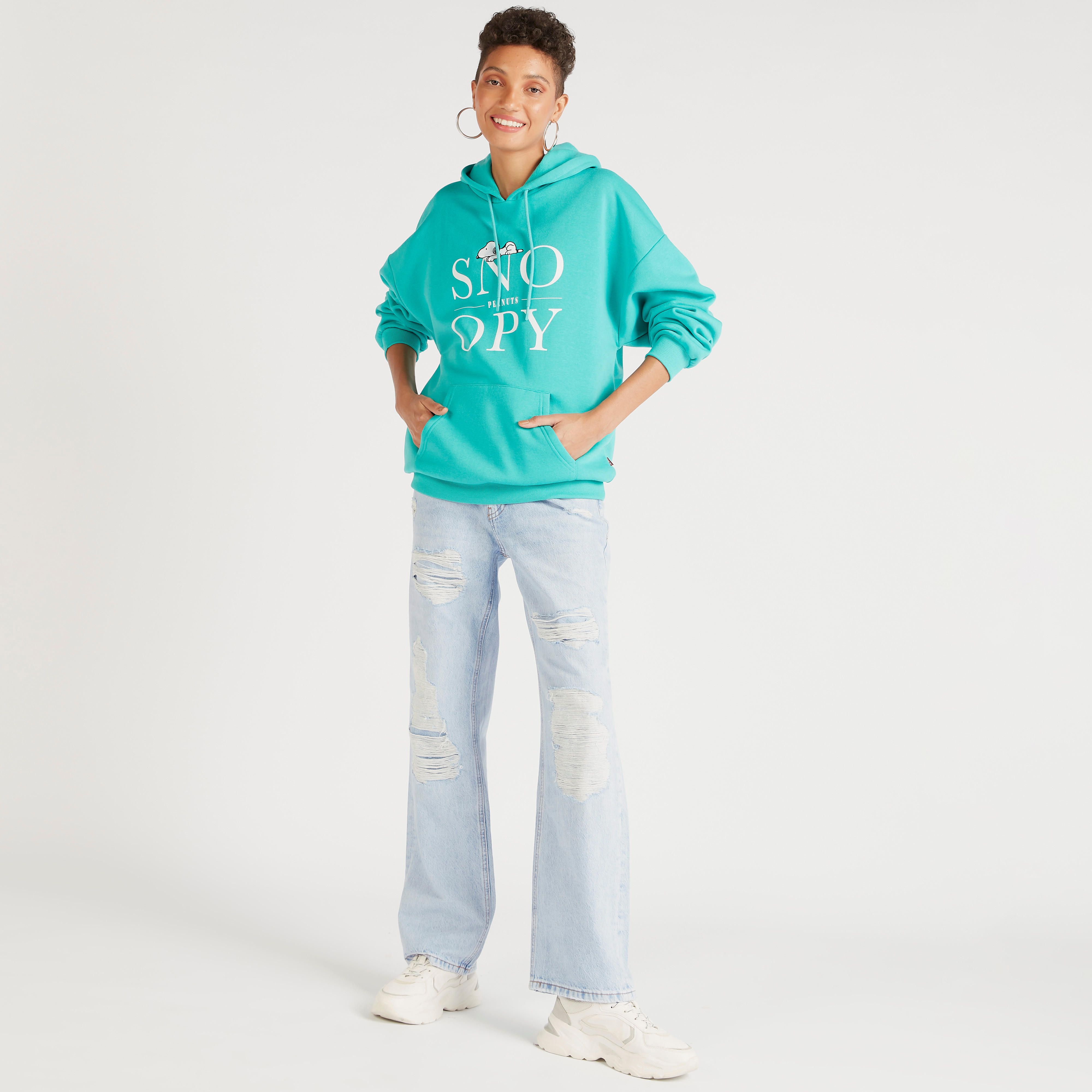 هودي بطبعات سنوبي وأكمام طويلة وجيوب كنغر-women-winterwear-hoodiesandsweatshirts-hoodies-image-2